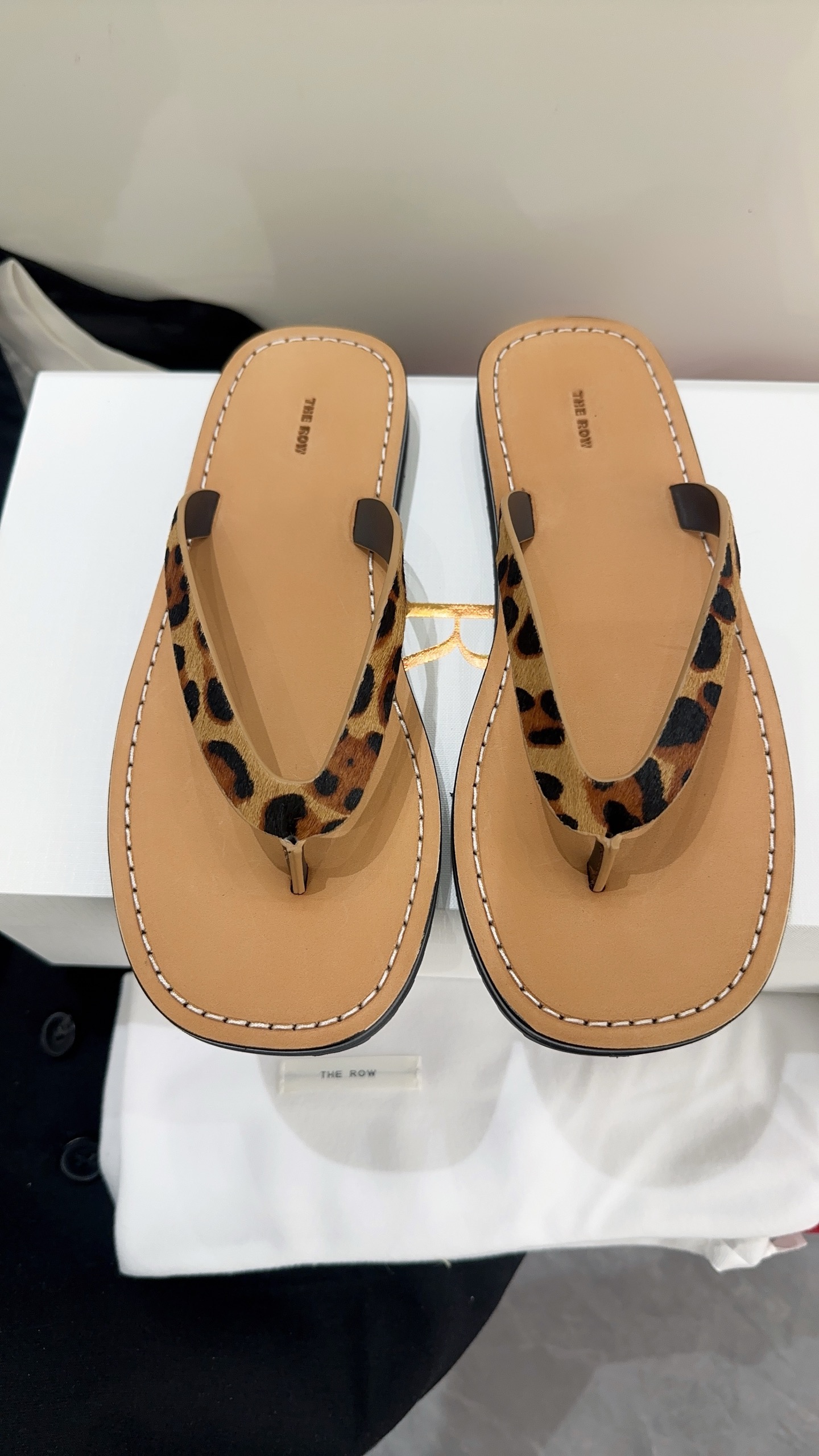 NO:816085,The row 2026 spring and summer new flip-flops. In the hot summer, whether you are going on vacation or shopping, flip-flops are simply a must-have item for lazy people. They are versatile and make walking easier and more enjoyable. Enjoy a cool summer. Size 35-39# (40# is custom-made and cannot be returned or exchanged), split-toe shoes, slippers19860909The row 2026春夏新款夹趾拖鞋,炎炎夏日,不管是去度假,还是逛街,人字拖简直就是懒人必备单品,百搭不出错,行走更轻松愉悦,享受清凉一夏,码数35-39#（40#订做不退换）,分趾鞋,slippers,Women's Shoes