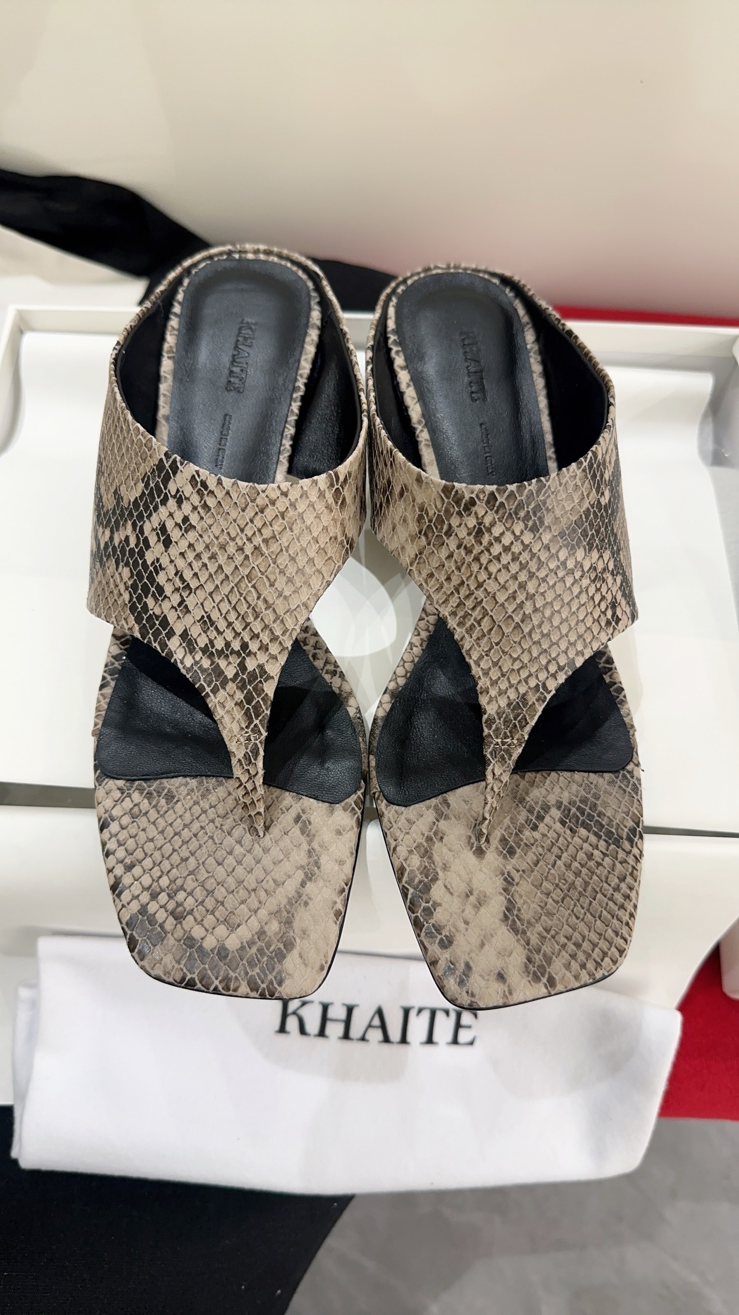 NO:816059,Khaite 6 new early spring sandals and beautiful shoes are shared. The most beautiful sandals of this season, with a high-end fashion sense and super texture. Wear them to become a unique khaite girl. Matched sheepskin/embossed cowhide fabric, sheepskin lining, imported distressed leather soles from Italy, size 35-39# (40# custom-made, non-refundable), split-toe shoes, sandals, cowhide, sheepskin19860909Khaite 6早春新款凉鞋美鞋分享,本季最仙的凉鞋,自带高级时髦感,质感超强穿上它做独具一格的khaite女孩,对版羊皮/压纹牛皮面料,羊皮内里,意大利进口做旧真皮底,码数35-39#（40#订做不退换）,分趾鞋,sandals,cowhide,sheepskin,Women's Shoes