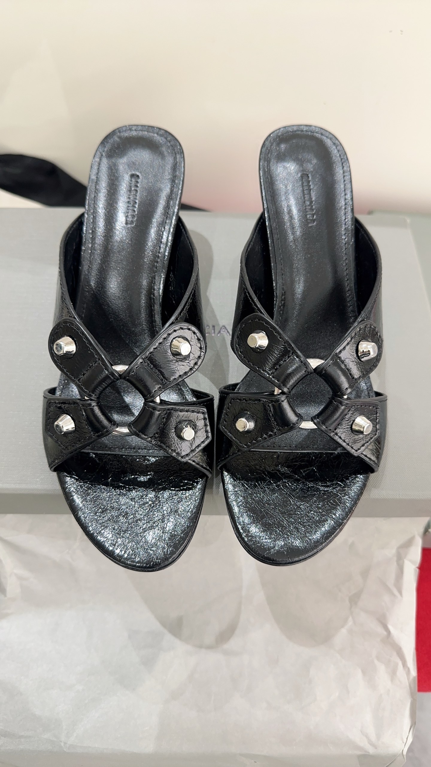 NO:816079,BALENCIAGA* 2026 spring and summer new punk style slippers are fashionable and stylish, full of trend style, high-end cowhide fabric, sheepskin lining, Italian imported genuine leather outsole, size 35-39# (40# custom-made, non-refundable), slippers, balenciaga, slippers, cowhide, sheepskin, Leather soles19860909BALENCIAGA* 2026春夏新款朋克风拖鞋时髦有型,十足的潮流范儿对版高订牛皮面料,羊皮内里,意大利进口真皮大底,尺码35-39#（40#订做不退换）,拖鞋,balenciaga,slippers,cowhide,sheepskin,Leather soles,Women's Shoes
