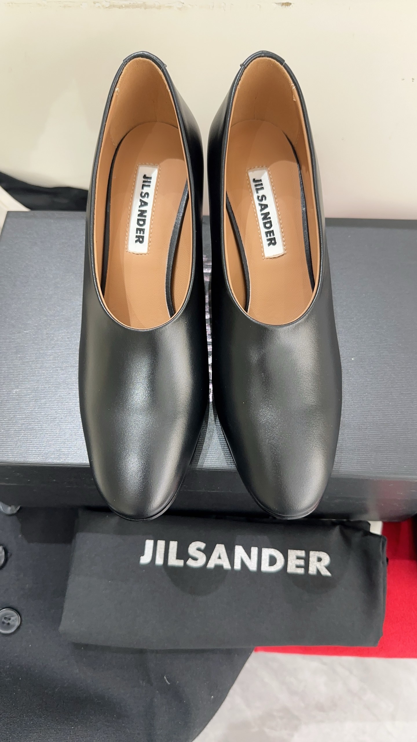 NO:816076,jil sander 2026 early spring new shoes are really beautiful, simple yet fashionable design, comfortable and versatile, easy to grasp the elegance and relaxation of French style, fashionable people really can't live without these shoes, recommended for wall cracks, matching cowhide fabric, sheepskin lining, genuine leather outsole imported from Italy, code number #35-39# (40# custom-made, non-refundable), sandals, jil  sander,sandals,cowhide,sheepskin,Leather soles19860909jil sander 2026早春新款单鞋真的太漂亮了,简单又不失时髦的设计,舒适百搭,轻松拿捏法式的优雅和松弛感,时髦精们真的不能没有这类鞋,墙裂推荐,对版牛皮面料,羊皮内里,意大利进口真皮大底,码数#35-39#（40#订做不退换）,凉鞋单鞋,jil sander,sandals,cowhide,sheepskin,Leather soles,Women's Shoes
