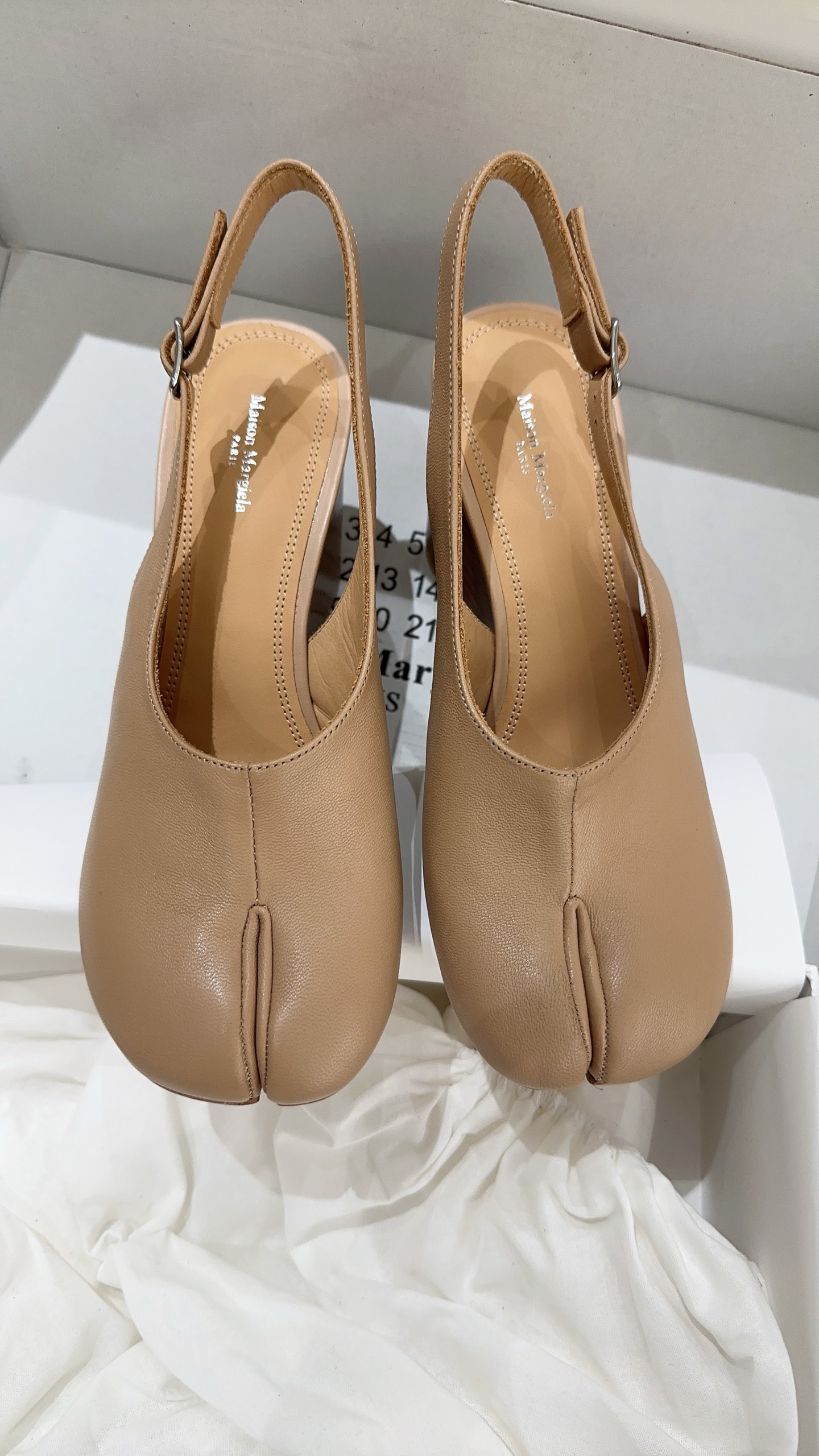 NO:816070,Maison Margiel*2026 new tabi Mary Jane small leather shoes are gentle and super comfortable, with invincible texture, high-end and atmosphere to the extreme, allowing you to easily become an exquisite Margiela girl. Matched cowhide fabric, water-dyed cowhide lining, Italian imported genuine leather outsole, size 35-39# (40# custom-made, non-refundable), split-toe shoes, masion margiela, mary jane, cowhide, Leather soles19860909Maison Margiel*2026新款tabi玛丽珍小皮鞋温柔且超舒适,质感无敌,高级和氛围感拿捏到极致,让你轻松做个精致的马吉拉女孩对版牛皮面料,水染牛皮内里,意大利进口真皮大底,码数35-39#（40#订做不退换）,分趾鞋,masion margiela,mary jane,cowhide,Leather soles,Women's Shoes