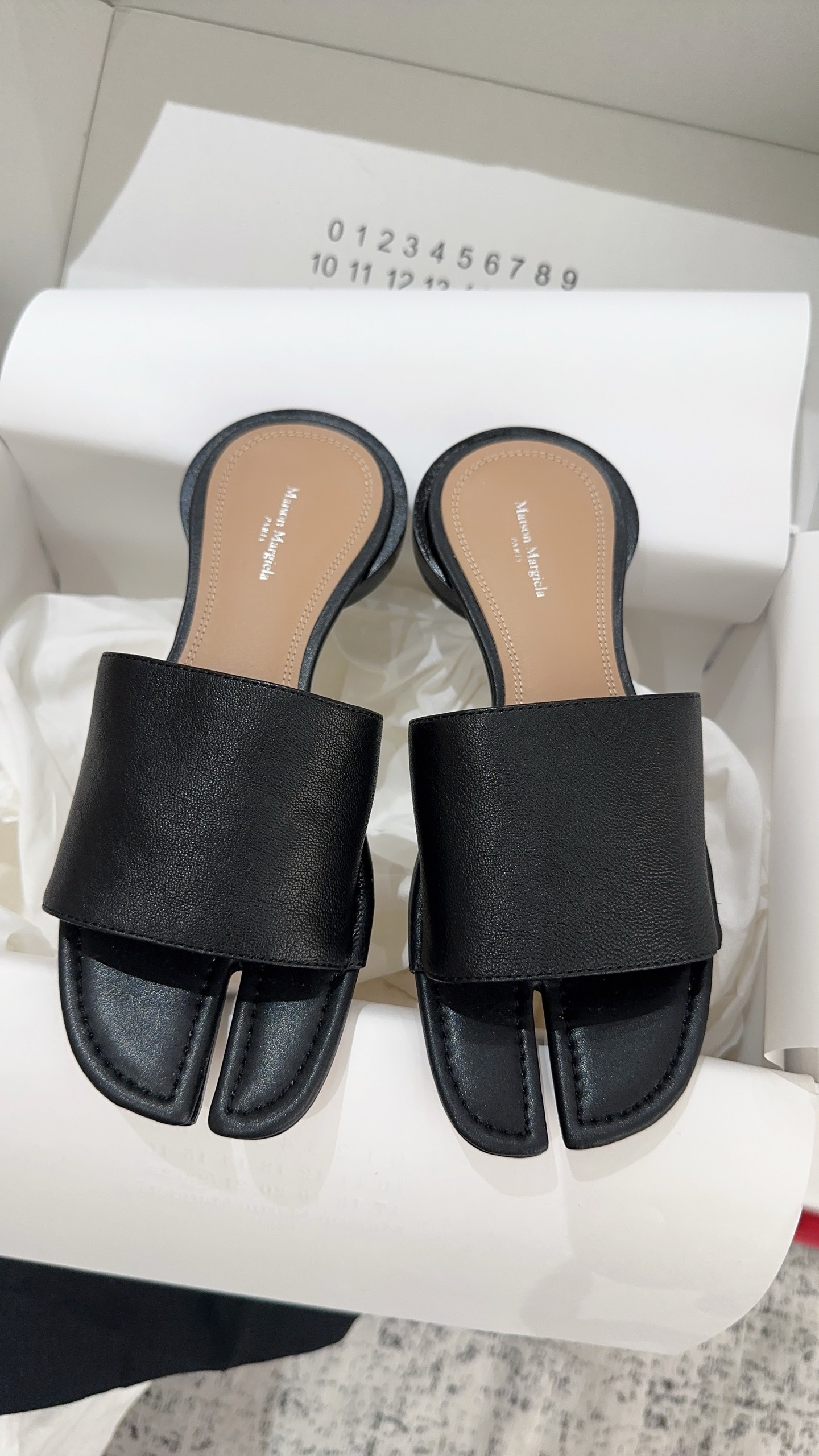NO:816067,Maison Margiel*2026 new tabi sandals, gentle and super comfortable, invincible texture, high-end and atmosphere to the extreme, allowing you to easily become an exquisite Margiela girl. Matched cowhide fabric, water-dyed cowhide lining, Italian imported genuine leather outsole, flat bottom, 6.5cm, size 35-39# (40# custom-made, non-returnable), slippers, masion margiela, slippers, cowhide, Leather soles19860909Maison Margiel*2026新款tabi凉拖,温柔且超舒适,质感无敌,高级和氛围感拿捏到极致,让你轻松做个精致的马吉拉女孩对版牛皮面料,水染牛皮内里,意大利进口真皮大底,平底、6.5cm,码数35-39#（40#订做不退换）,拖鞋,masion margiela,slippers,cowhide,Leather soles,Women's Shoes