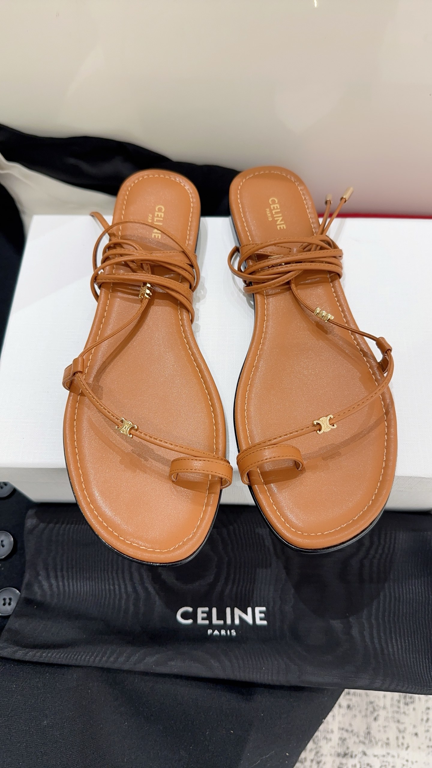 NO:816058,Celin* 2026 new spring and summer Roman sandals purchase version is very street and very chic. Adjustable elastic band, comfortable and comfortable to wear, giving you an unprecedented comfortable street experience. It is easy to wear without tiring your feet, allowing you to go out as much as you want. Select cowhide, sheepskin lining, Italian imported genuine leather outsole, code number 35-39# (40# custom-made, non-returnable), split-toe shoes, celine, sandals, cowhide, sheepskin, Leather soles19860909Celin*2026春夏新款罗马凉鞋代购版本非常街头非常chic 可调节松紧带,穿着舒适自在带给你前所未有的舒适出街体验,好穿不累脚,让你肆意出门嗨翻天甄选牛皮,羊皮内里,意大利进口真皮大底,码数35-39#（40#定做不退换）,分趾鞋,celine,sandals,cowhide,sheepskin,Leather soles,Women's Shoes