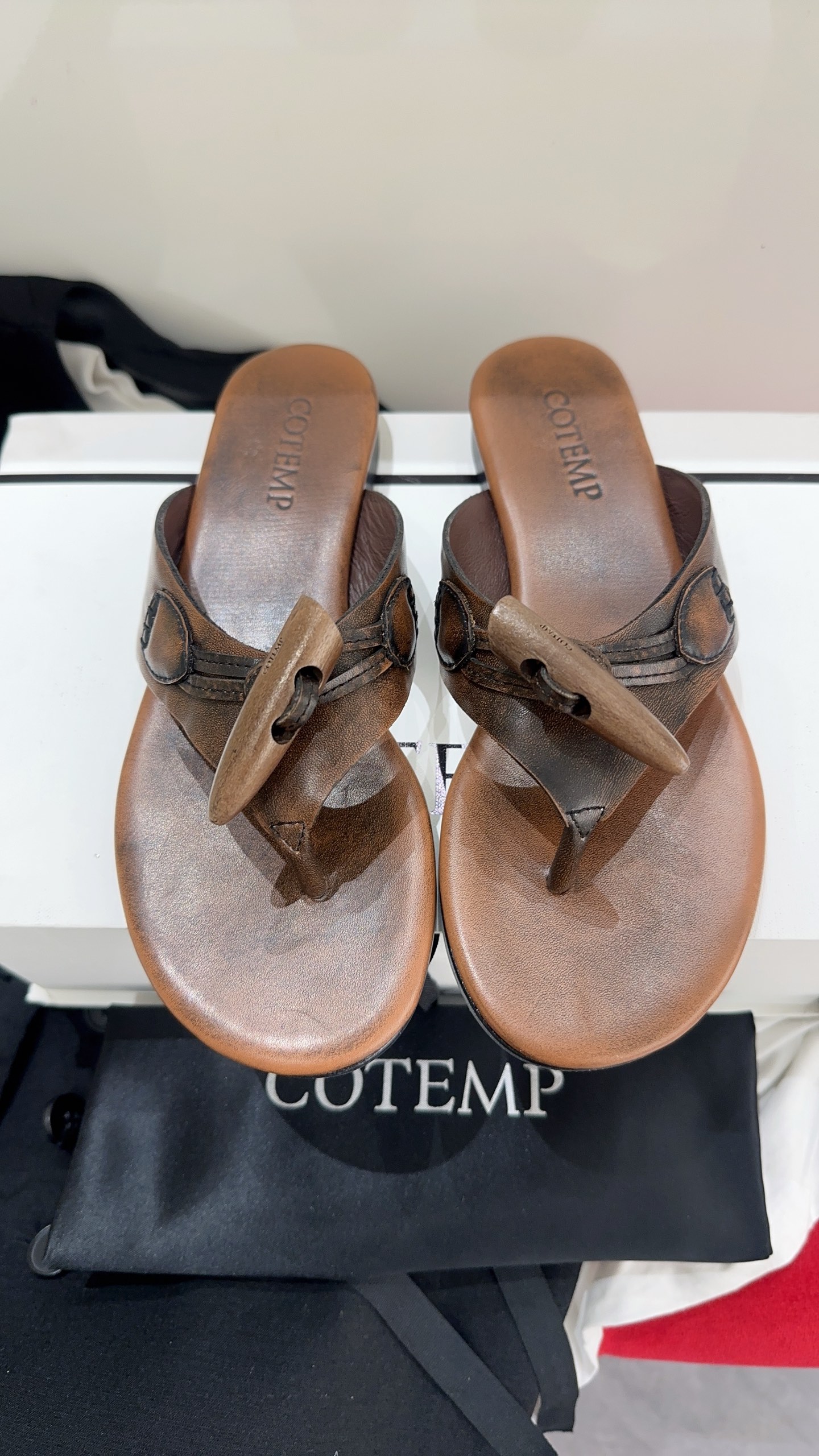 NO:816061,Cotem6 new spring and summer horn buckle flip-flops  Casual and casual high-end feeling, relaxed and moderate. When horn buttons meet minimalist flip-flops, the subtlety of laziness and exquisiteness is collided, allowing the effortless fashion to spread from the soles of the feet. Vegetable-tanned cowhide fabric, sheepskin lining, genuine leather outsole imported from Italy, size 35-39# (40# can be customized and non-returnable), split-toe shoes, slippers, cowhide, sheepskin, Leather soles19860909Cotem6春夏新款牛角扣夹趾拖鞋 随性不随意的高级感,松弛有度,当牛角扣邂逅极简人字拖,碰撞出慵懒与精致的微妙,让不费力的时髦从脚底开始蔓延对版植鞣牛皮面料,羊皮内里,意大利进口真皮大底,尺码35-39#（40#可订做不退换）,分趾鞋,slippers,cowhide,sheepskin,Leather soles,Women's Shoes