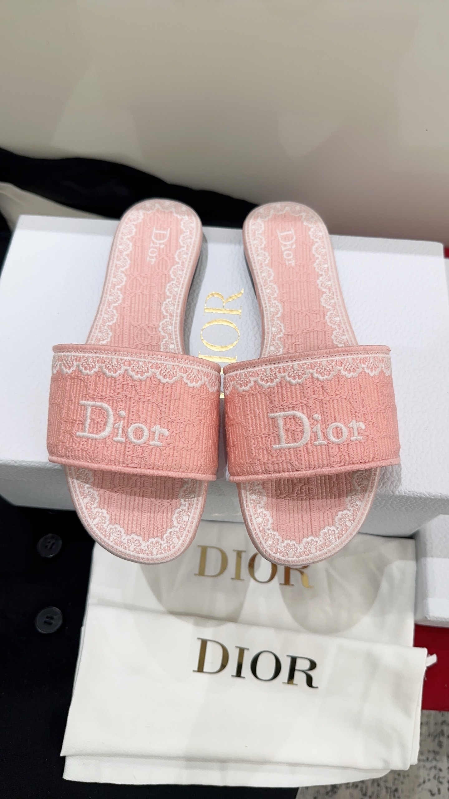 NO:819912,Flat mid heel Dio*  2026 new color jacquard embroidery slippers are coming. As the flagship presbyopia embroidery series of D family, the counters will be out of stock as soon as the new ones are released. The embroidery design has a three-dimensional sense and is very delicate, simple and elegant, not picky at all. It can be held in any occasion. Exclusive high-end customized letter three-dimensional embroidery  Upper, high-density electric embroidery, sheepskin lining, genuine leather outsole imported from Italy, size 35-39# (40.41.42# is custom-made and non-returnable), slippers, dior, dior, slippers, sheepskin, Leather  soles19860909平底中跟 Dio* 2026新增色提花刺绣拖鞋火爆来袭作为D家主打款老花刺绣系列,专柜一出新就立马断货,刺绣设计有立体感非常精致,简单大方,完全不挑人,任何场合都能hold住,独家高版订制字母立体刺绣鞋面,高密度电绣工艺,羊皮内里,意大利进口真皮大底,尺码35-39#（40.41.42#订做不退换）,拖鞋,dior,dior,slippers,sheepskin,Leather soles,Women's Shoes