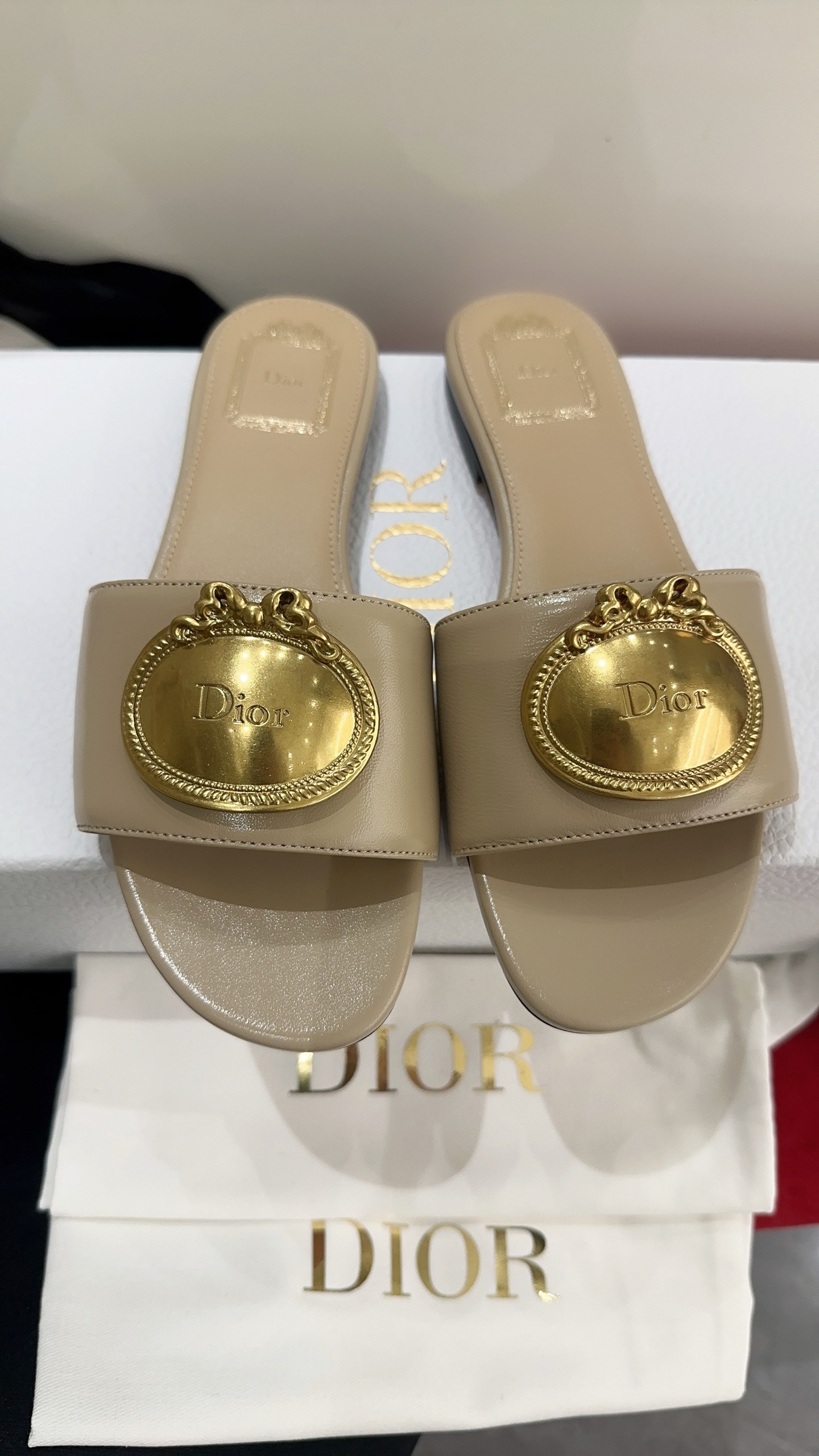 NO:819897,Flat bottom, medium heel Dio* 2026 new metal buckle slippers are out of stock as soon as they are released. The metal buckle design is very exquisite, simple and elegant, not picky at all, and can be held in any occasion. Matched cowhide fabric, sheepskin lining, Italian imported genuine leather outsole, size 35-39# (40.41.42# custom-made, non-refundable), slippers, dior, slippers, cowhide, sheepskin, Leather soles19860909平底,中跟 Dio* 2026新款金属扣拖鞋专柜一出新就立马断货,金属扣设计非常精致,简单大方,完全不挑人,任何场合都能hold住,对版牛皮面料,羊皮内里,意大利进口真皮大底,尺码35-39#（40.41.42#订做不退换）,拖鞋,dior,slippers,cowhide,sheepskin,Leather soles,Women's Shoes