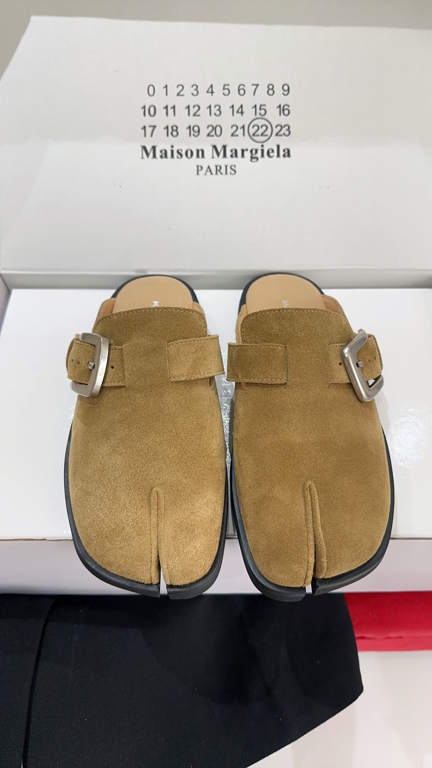 NO:816055,Maison Margiel*2026 new Birkenstock slippers are comfortable and fashionable, with good looks and a new level of beauty. They look good no matter how you wear them. The Margiela slippers are made of cow suede fabric, sheepskin fabric, private molded rubber non-slip and wear-resistant outsole, code size 35-39# (40# custom-made, non-refundable), semi-drag, masion margiela, slippers, sheepskin19860909Maison Margiel*2026新款勃肯拖鞋舒适又时髦,颜值担当,美出新高度,怎么搭都好看的马吉拉拖鞋对版牛反绒面料,羊皮面料,私模橡胶防滑耐磨大底,码数35-39#（40#订做不退换）,半拖,masion margiela,slippers,sheepskin,Women's Shoes