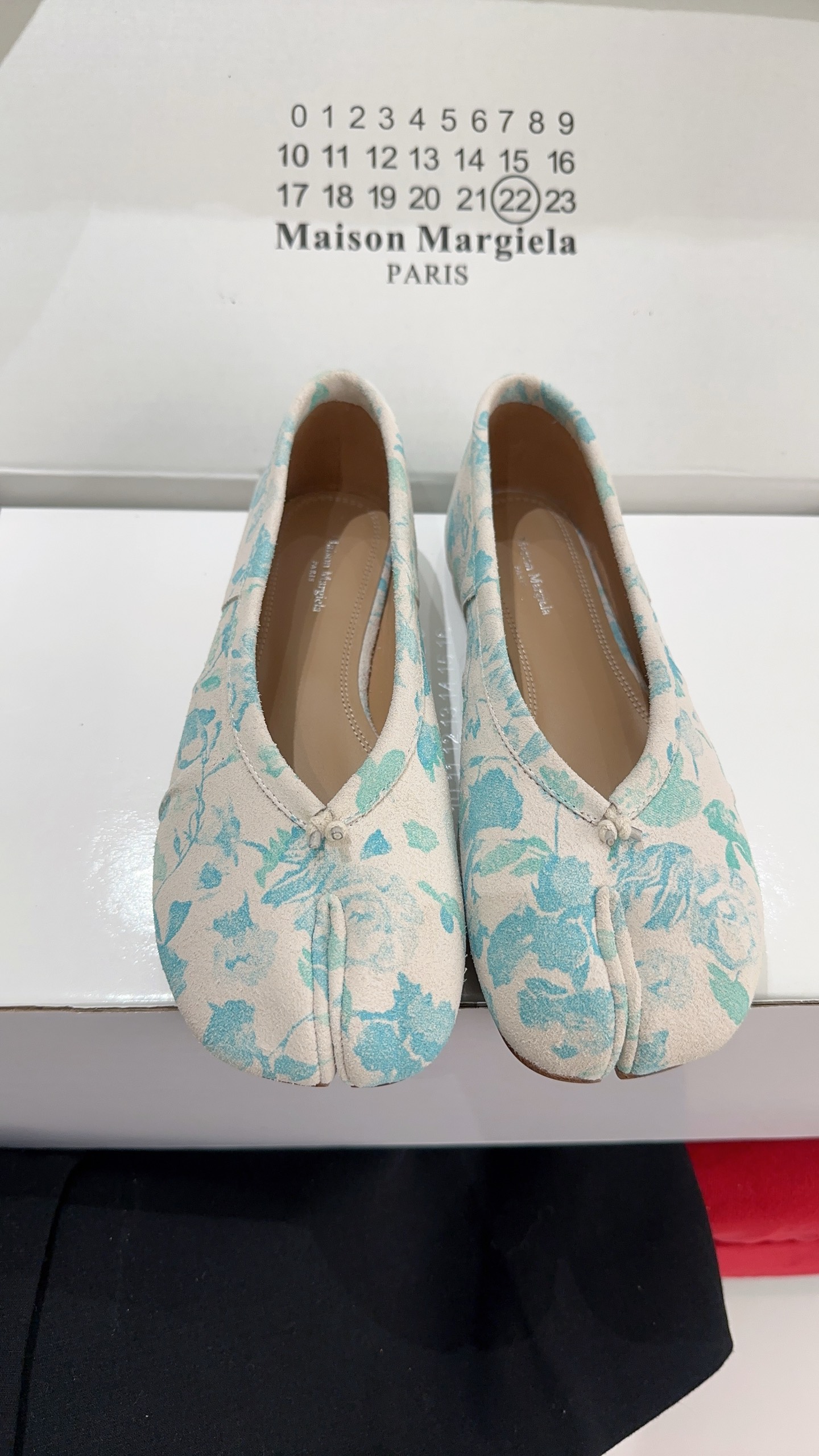 NO:816053,Maison Margiel* classic retro tibi split-toe shoes. Purchasing quality. Cute and cute split-toe shoes, gentle and super comfortable, allowing you to easily become a refined Margiel girl. Matched resin cowhide fabric, sheepskin lining, genuine leather outsole imported from Italy, size 35-39# (40# can be customized and non-returnable). Flat shoes, sandals, high-heeled sandals, split-toe shoes, masion  margiela,sandals,cowhide,sheepskin,leather soles19860909Maison Margiel*经典复古的tibi分趾鞋 代购品质 丑萌丑萌的分趾鞋,温柔且超舒适,让你轻松做个精致的马吉拉女孩,对版树脂牛皮面料,羊皮内里,意大利进口真皮大底,尺码35-39#（40#可订做不退换） 平底单鞋、凉鞋 高跟凉鞋,分趾鞋,masion margiela,sandals,cowhide,sheepskin,Leather soles,Women's Shoes