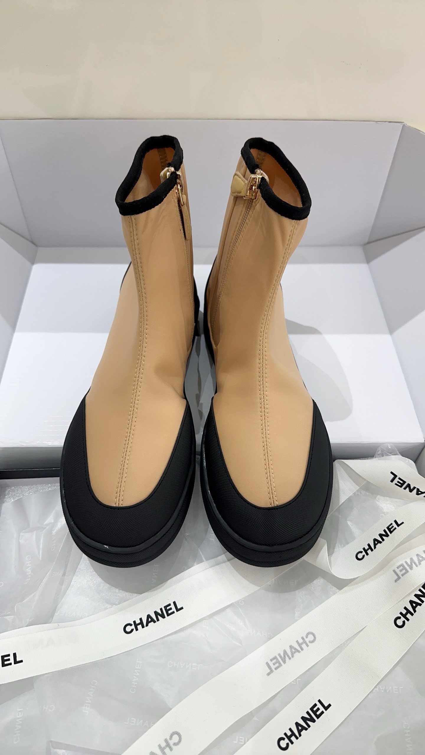 NO:868499,chane* 2026 new Lycra Martin boots are a very fashionable Martin boots. They turn heads when walking on the street. They are taller, slimmer, easy to wear and versatile. Elastic Lycra fabric, sheepskin lining, private model TPU outsole, size 35-39# (40# can be customized and non-returnable), boots, chanel, boots, sheepskin19860909chane* 2026新款莱卡马丁靴很拉风的一款马丁靴,走在街上回头率超高,增高、显腿瘦好穿又百搭对版弹力莱卡面料,羊皮内里,私模tpu大底,尺码35-39#（40#可订做不退换）,靴子,chanel,boots,sheepskin,Women's Shoes