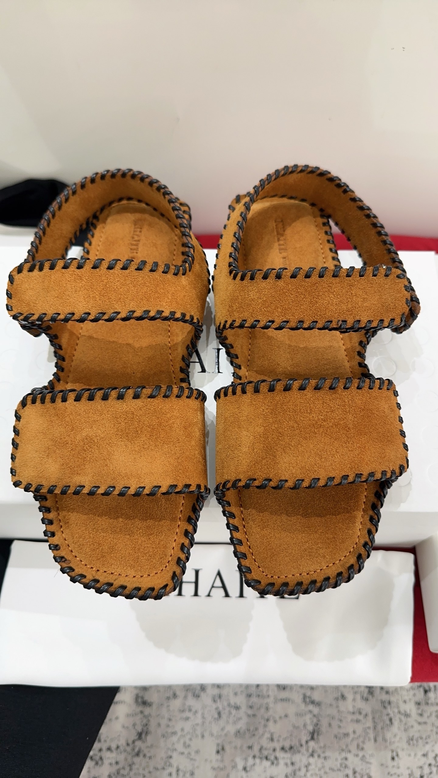 NO:868491,Khaite 6 new punk style riveted Roman sandals, awesome Roman sandals, are simply works of art, with high-end fashion sense and super texture. Wear them to become a unique khaite girl. Matching high mercerized cow suede fabric, sheepskin lining, genuine leather sole imported from Italy, code number 35-39# (40# can be customized and non-refundable), sandals, sandals, sheepskin19860909Khaite 6新款朋克风铆钉罗马凉鞋,超赞的罗马凉鞋,简直就是艺术品,自带高级时髦感,质感超强穿上它做独具一格的khaite女孩,对版高丝光牛反绒面料,羊皮内里,意大利进口真皮底,码数35-39#（40#可订做不退换）,凉鞋,sandals,sheepskin,Women's Shoes