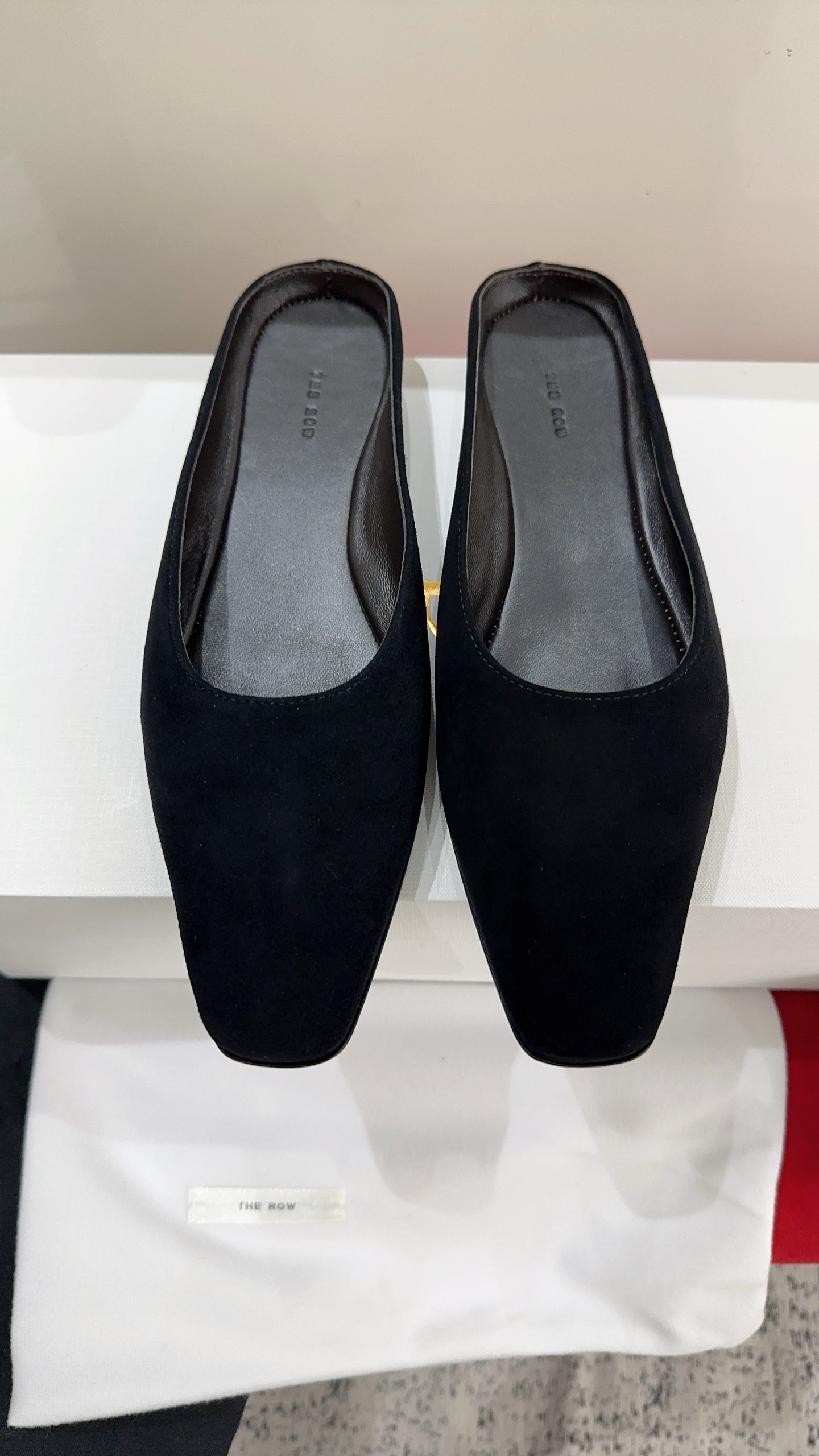 NO:869622,The row 2026 spring and summer new slippers, you can always trust the row. Minimalism and retro are their synonyms. They are as simple as ever, with a sense of design, simple and smooth lines, and full of details. Cow suede/horse hair fabric, wool lining, genuine leather outsole imported from Italy, size 35-39# (40# custom-made, non-refundable), semi-slippers, slippers, Leather soles19860909The row 2026春夏新款拖鞋你可以永远相信the row ,极简、复古是他们的代名词,一如既往的简单,有设计感,线条简洁流畅,细节满满对版牛反绒/马毛面料,羊毛内里,意大利进口真皮大底,尺码35-39#（40#订做不退换）,半拖,slippers,Leather soles,Women's Shoes