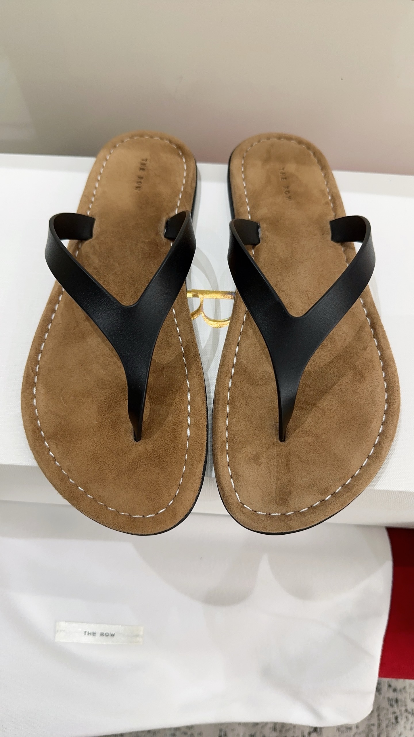 NO:869615,The row 2026 spring and summer new flip-flops. In the hot summer, whether you are going on vacation or shopping, flip-flops are simply a must-have item for lazy people. They are versatile and make walking easier and more enjoyable. Enjoy a cool summer. Size 35-39# (40# is custom-made and cannot be returned or exchanged), split-toe shoes, slippers19860909The row 2026春夏新款夹趾拖鞋,炎炎夏日,不管是去度假,还是逛街,人字拖简直就是懒人必备单品,百搭不出错,行走更轻松愉悦,享受清凉一夏,码数35-39#（40#订做不退换）,分趾鞋,slippers,Women's Shoes
