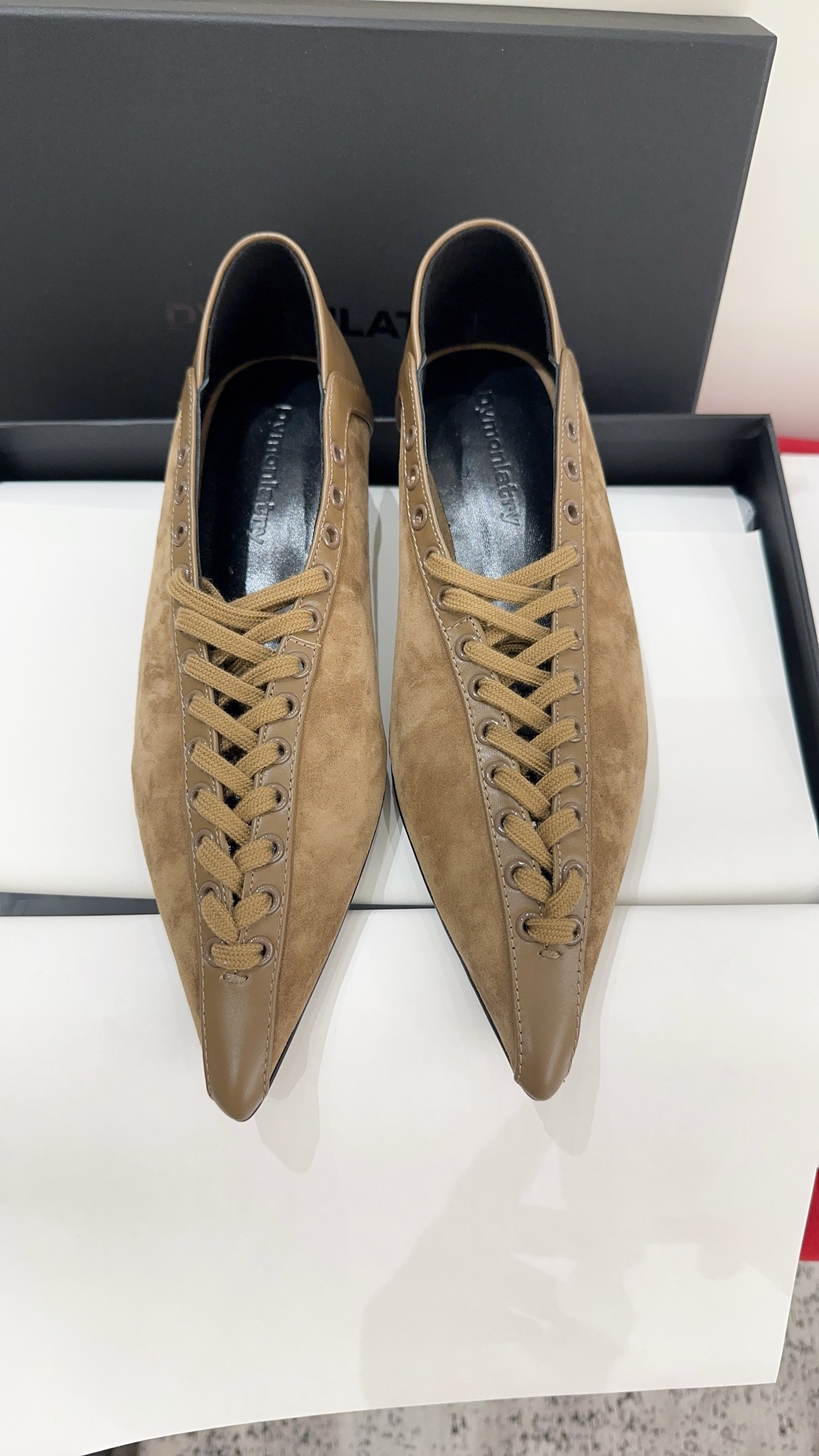 NO:882870,DYMONLATR*2026 new classic pointed-toe witch shoes, strappy and pointed-toe design, really awesome, carving the sense of high-end into the bones, hitting the heart, excessively good-looking, fashionistas rush to compete with high mercerized sheepskin cowhide fabric, sheepskin lining, code number: 35-39# (40# can be customized and non-returnable), single shoes, cowhide, sheepskin, sheep19860909DYMONLATR*2026新款经典尖头女巫鞋,绑带尖头的设计,真的太戳了,把高级感刻进骨子里,直击心脏,过份好看,时髦精们冲鸭对版高丝光羊京牛皮面料,羊皮内里,码数:35-39#（40#可订做不退换）,单鞋,cowhide,sheepskin,sheep,Women's Shoes