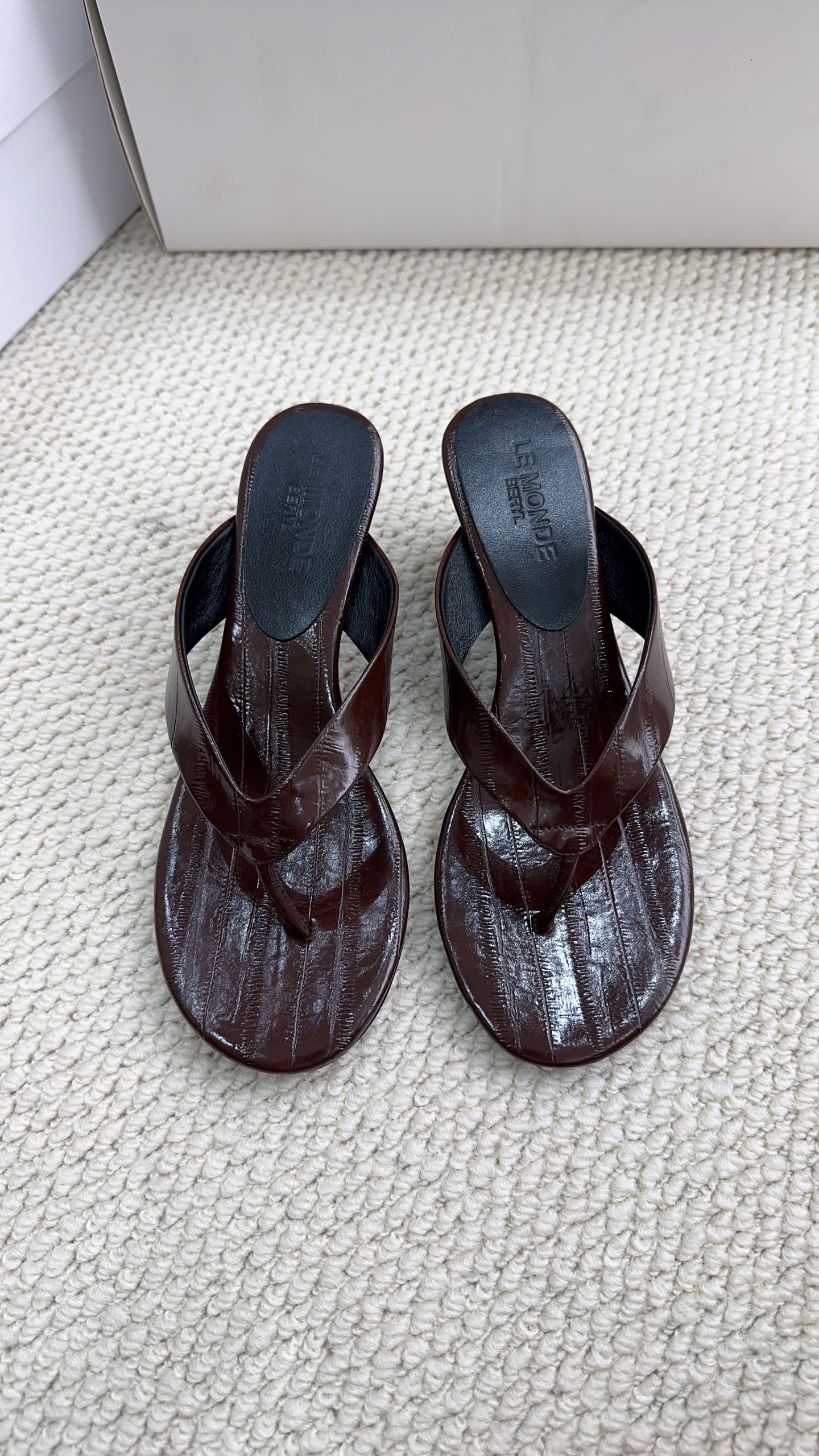 NO:889855,lemondeberyl2026 new French simple flip-flops, beautiful slippers prepared for summer, low-key and luxurious, matching cowhide fabric, sheepskin lining, code size 35-39# (40# can be customized and non-returnable), split-toe shoes, slippers, cowhide, sheepskin19860909lemondeberyl2026新款法式简约夹趾拖鞋,为夏天准备的美丽拖鞋,低调轻奢,对版牛皮面料,羊皮内里,码数35-39#（40#可订做不退换）,分趾鞋,slippers,cowhide,sheepskin,Women's Shoes