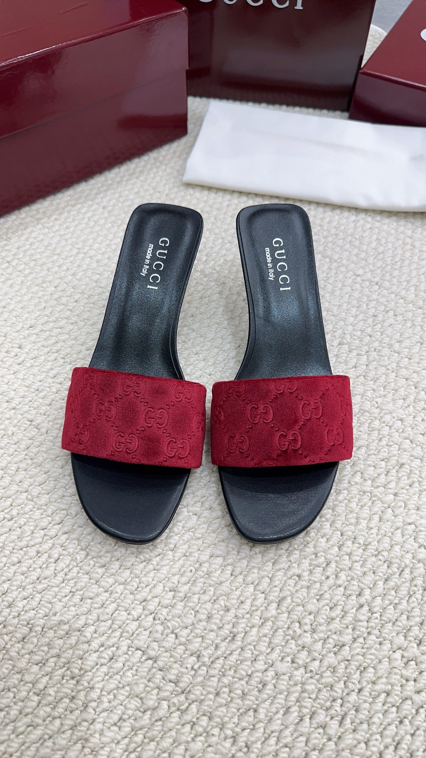 NO:889846,Gucc*2026 new spring and summer new style high-heeled slippers are a super beautiful item, a street sweeping tool, definitely a walking adrenaline, paired cowhide/double G cloth fabric, sheepskin lining, heel height 7cm, genuine leather outsole imported from Italy, size 35-39# (40# can be customized and non-returnable), slippers, gucci, slippers, cowhide, sheepskin, Leather soles19860909Gucc*2026春夏新款绝美高跟拖鞋超美的单品,扫街利器,绝对是行走的肾上腺,对版牛皮/双G布面料,羊皮内里,跟高7cm,意大利进口真皮大底,码数35-39#（40#可订做不退换）,拖鞋,gucci,slippers,cowhide,sheepskin,Leather soles,Women's Shoes