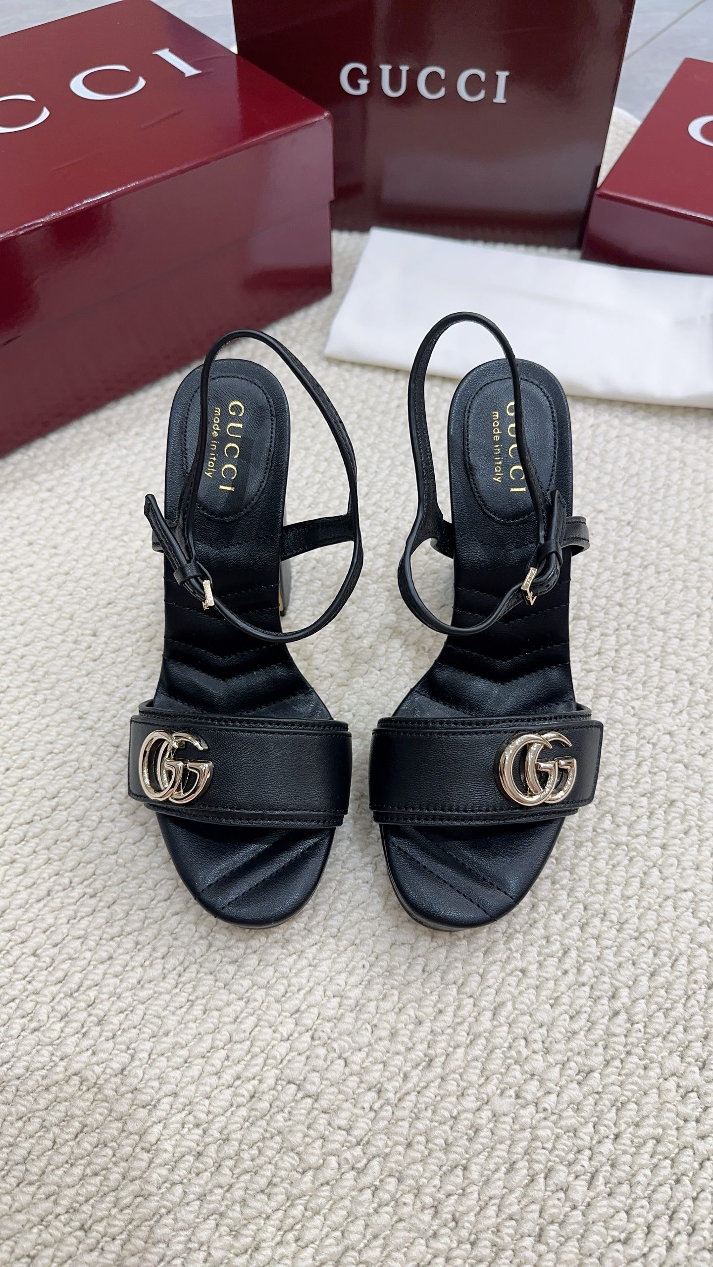 NO:889842,Gucc*2026 new spring and summer new style high-heeled sandals, super beautiful items, street sweeping tools, definitely the adrenaline for walking. Cowhide fabric, sheepskin lining, genuine leather outsole imported from Italy, size 35-39# (40# can be customized and non-refundable), high-heeled sandals, gucci, sandals, high heels, cowhide, sheepskin, Leather soles19860909Gucc*2026春夏新款绝美高跟凉鞋超美的单品,扫街利器,绝对是行走的肾上腺对版牛皮面料,羊皮内里,意大利进口真皮大底,码数35-39#（40#可订做不退换）,高跟鞋凉鞋,gucci,sandals,high heels,cowhide,sheepskin,Leather soles,Women's Shoes