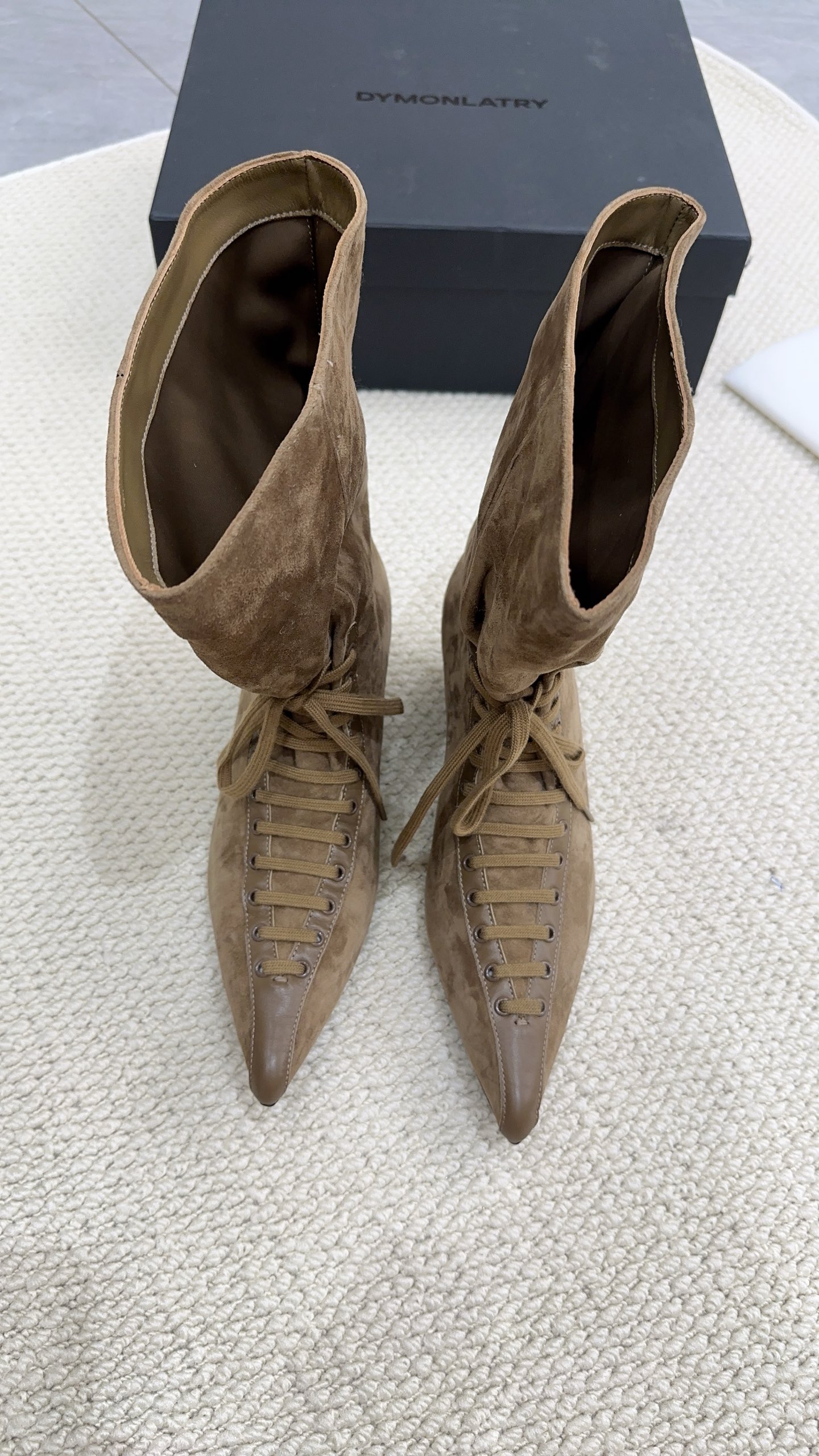 NO:889831,DYMONLATR*2026 new classic pointed-toe witch boots, strappy pointed-toe design, really awesome, carving the sense of high-end into the bones, hitting the heart, excessively good-looking, fashionistas rush to compete with high-mercerized sheepskin cowhide fabric, sheepskin lining, code number: 35-39# (40# can be customized and non-returnable), boots, boots, cowhide, sheepskin, sheep19860909DYMONLATR*2026新款经典尖头女巫靴,绑带尖头的设计,真的太戳了,把高级感刻进骨子里,直击心脏,过份好看,时髦精们冲鸭对版高丝光羊京牛皮面料,羊皮内里,码数:35-39#（40#可订做不退换）,靴子,boots,cowhide,sheepskin,sheep,Women's Shoes