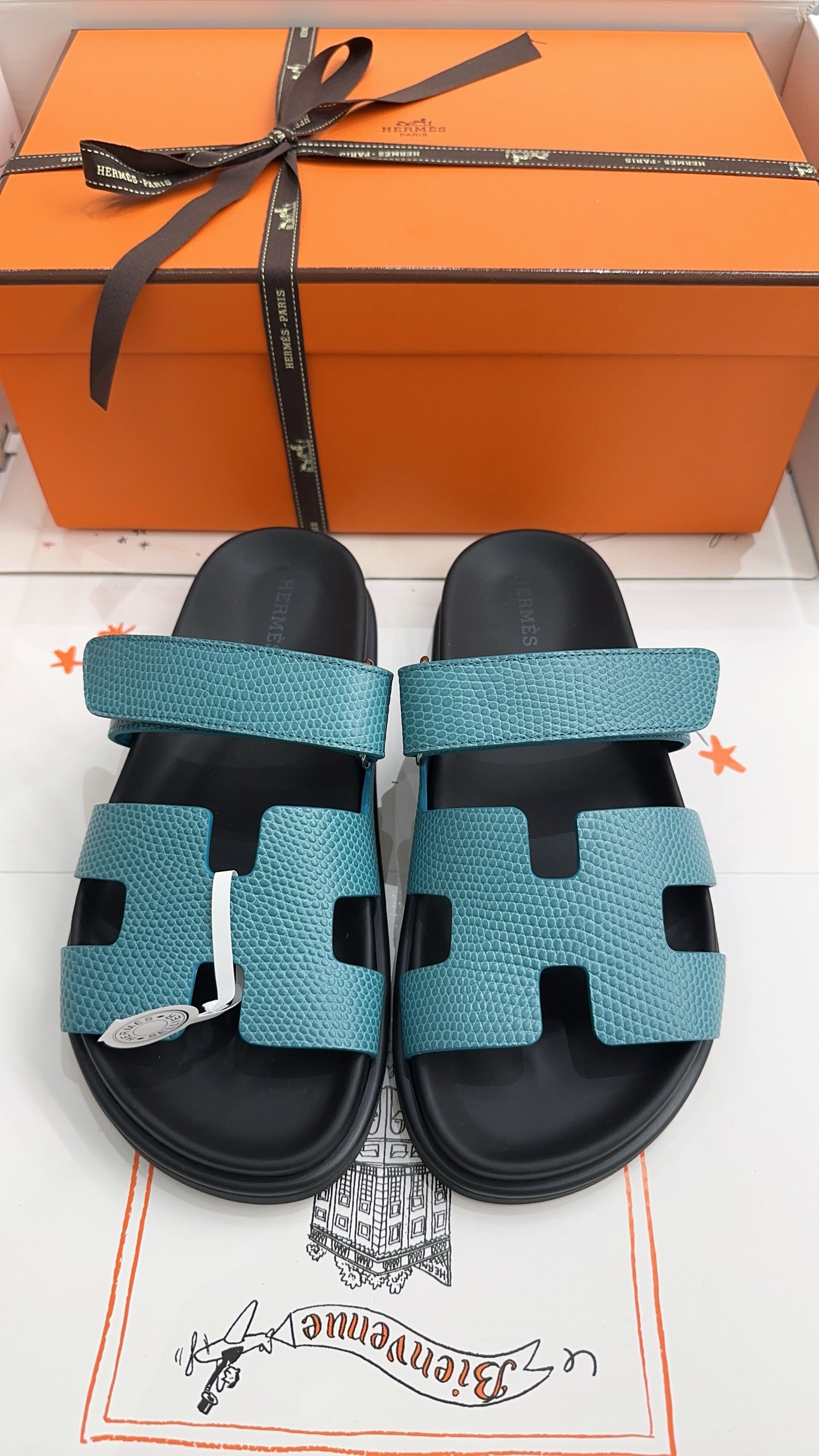 NO:889805,Herme* classic Erjiu shoes, the top version is the most fashionable this season and popular all over the world. In order to solve the problem of foot grinding, the ugly Erjiu shoes are paired with various colorful socks. They are very trendy. The style is also modern retro version of cowhide/Yangjing fabric, water-dyed cow lining, TPU non-slip and wear-resistant outsole. Women's model 35-39# (40, 41, 42# can be customized without return or exchange)  Men's 39-44# (45# can be customized and non-returnable) (another 10 in the outer box), slippers, hermes, slippers, cowhide, sheep, socks19860909Herme*经典款二舅鞋,顶级版本本季最时髦,火爆全球,丑萌丑萌的二舅鞋,为解决磨脚的烦恼,搭配各种彩色袜子,潮爆了,造型也是摩登复古对版牛皮/羊京面料,水染牛里,TPU防滑耐磨大底 女款35-39#（40,41,42#可订做不退不换) 男款39-44#（45#可订做不退换）（外箱另10）,拖鞋,hermes,slippers,cowhide,sheep,socks,Women's Shoes