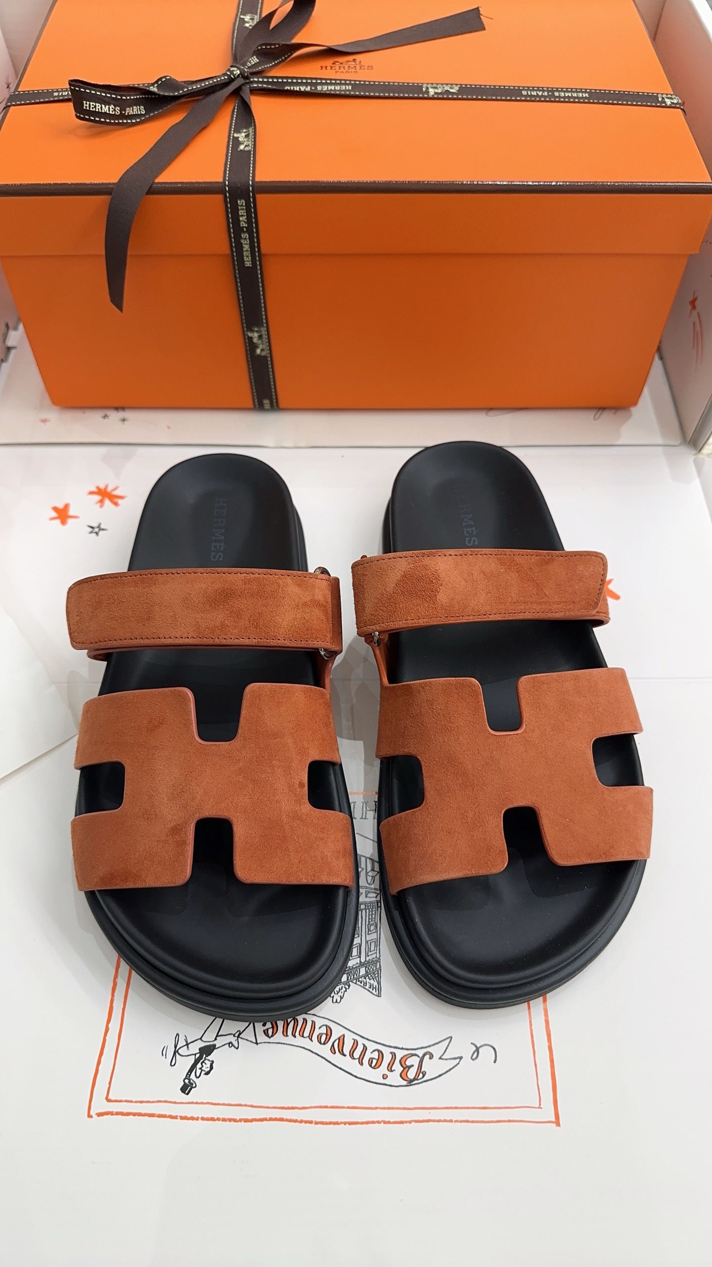 NO:889810,Herme* classic Erjiu shoes, the top version is the most fashionable this season and popular all over the world. In order to solve the problem of foot grinding, the ugly Erjiu shoes are paired with various colorful socks. They are very trendy. The style is also modern retro version of cowhide/Yangjing fabric, water-dyed cow lining, TPU non-slip and wear-resistant outsole. Women's model 35-39# (40, 41, 42# can be customized without return or exchange)  Men's 39-44# (45# can be customized and non-returnable) (another 10 in the outer box), slippers, hermes, slippers, cowhide, sheep, socks19860909Herme*经典款二舅鞋,顶级版本本季最时髦,火爆全球,丑萌丑萌的二舅鞋,为解决磨脚的烦恼,搭配各种彩色袜子,潮爆了,造型也是摩登复古对版牛皮/羊京面料,水染牛里,TPU防滑耐磨大底 女款35-39#（40,41,42#可订做不退不换) 男款39-44#（45#可订做不退换）（外箱另10）,拖鞋,hermes,slippers,cowhide,sheep,socks,Women's Shoes
