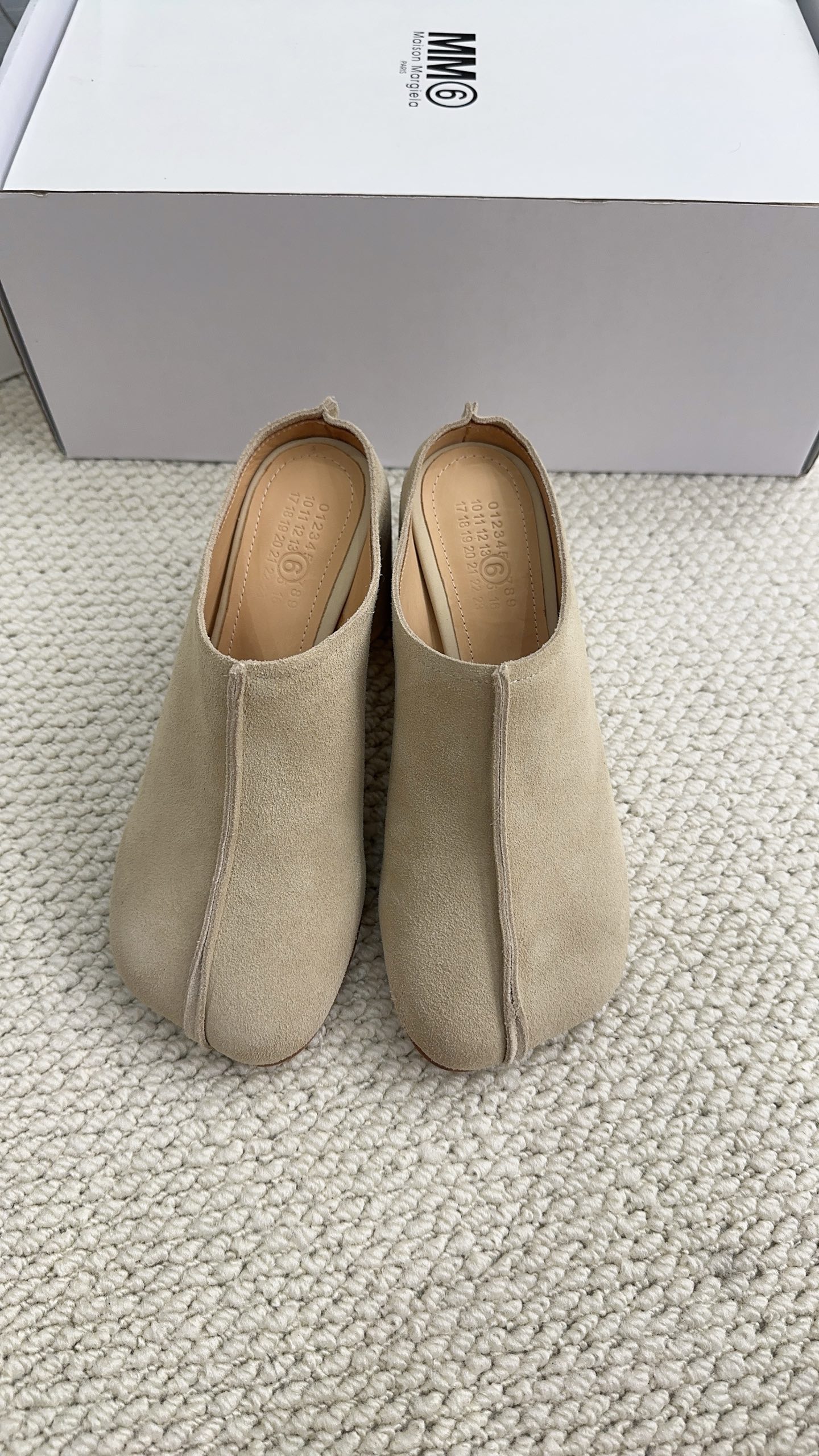NO:889791,MM62026 new apple head Mule slippers, cute big head design with a bit of coolness, allowing you to easily become an exquisite Margiela girl. Every step is made of '666' customized cowhide fabric, water-dyed cowhide lining, Italian imported genuine leather outsole, size 35-39# (40# custom-made, non-refundable), half drag, masion margiela, masion margiela, cowhide, Leather soles19860909MM62026新款苹果头穆勒拖,可可爱爱的大头设计又带点酷感,让你轻松做个精致的马吉拉女孩每走一步都是“666”对版订制牛皮面料,水染牛皮内里,意大利进口真皮大底,尺码35-39#（40#订做不退换）,半拖,masion margiela,masion margiela,cowhide,Leather soles,Women's Shoes