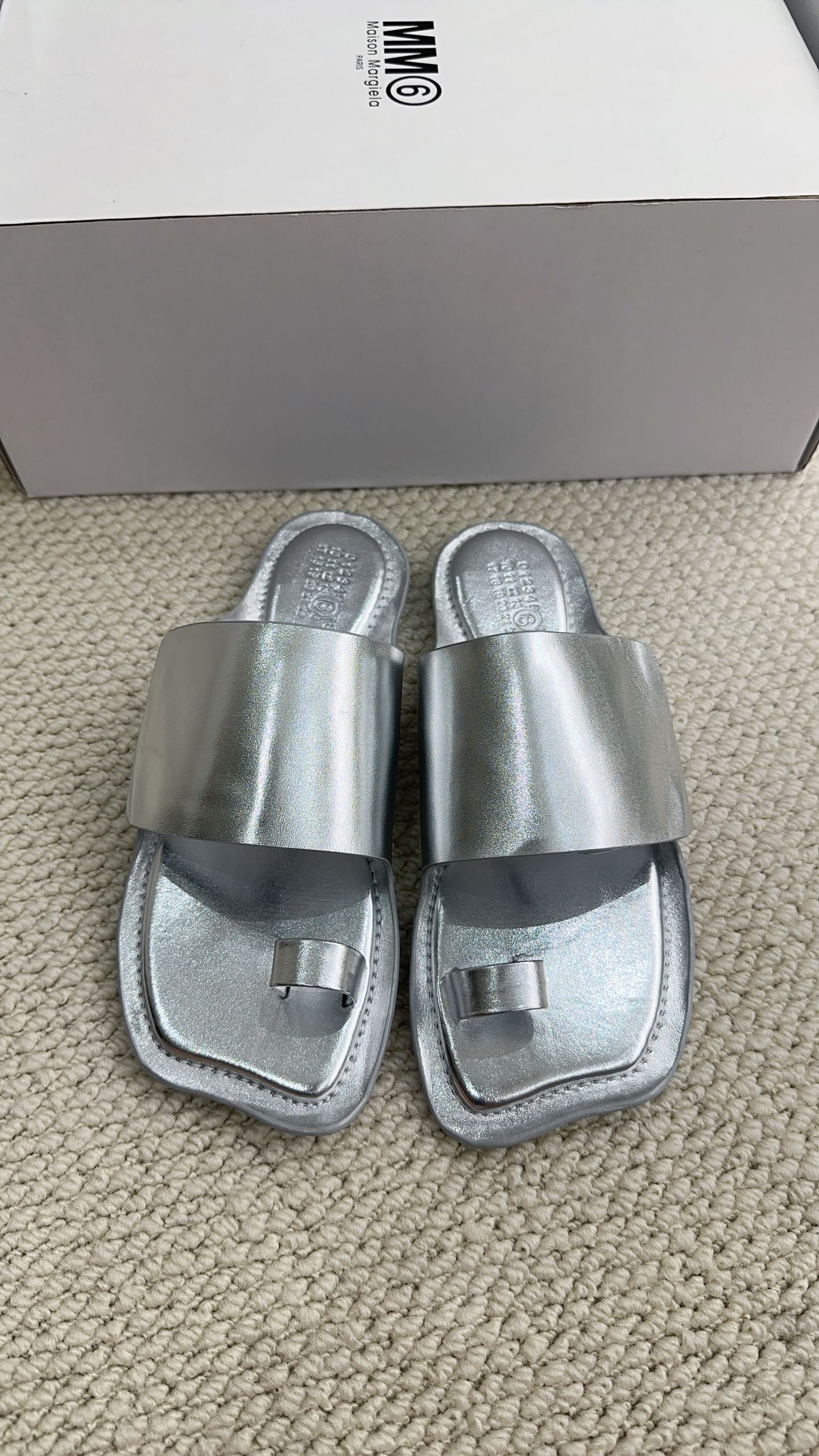 NO:889785,MM62026 new apple head flip-flops, cute big head design with a bit of coolness, allowing you to easily become an exquisite Margiela girl. Every step you take is '666' customized cowhide fabric, water-dyed cowhide lining, Italian imported genuine leather outsole, size 35-39# (custom-made 40# is non-refundable), high heels, flat bottoms 281, split-toe shoes, masion margiela, masion  margiela,cowhide,leather soles19860909MM62026新款苹果头夹趾拖,可可爱爱的大头设计又带点酷感,让你轻松做个精致的马吉拉女孩每走一步都是“666”对版订制牛皮面料,水染牛皮内里,意大利进口真皮大底,尺码35-39#（40#订做不退换） 高跟 平底281,分趾鞋,masion margiela,masion margiela,cowhide,Leather soles,Women's Shoes