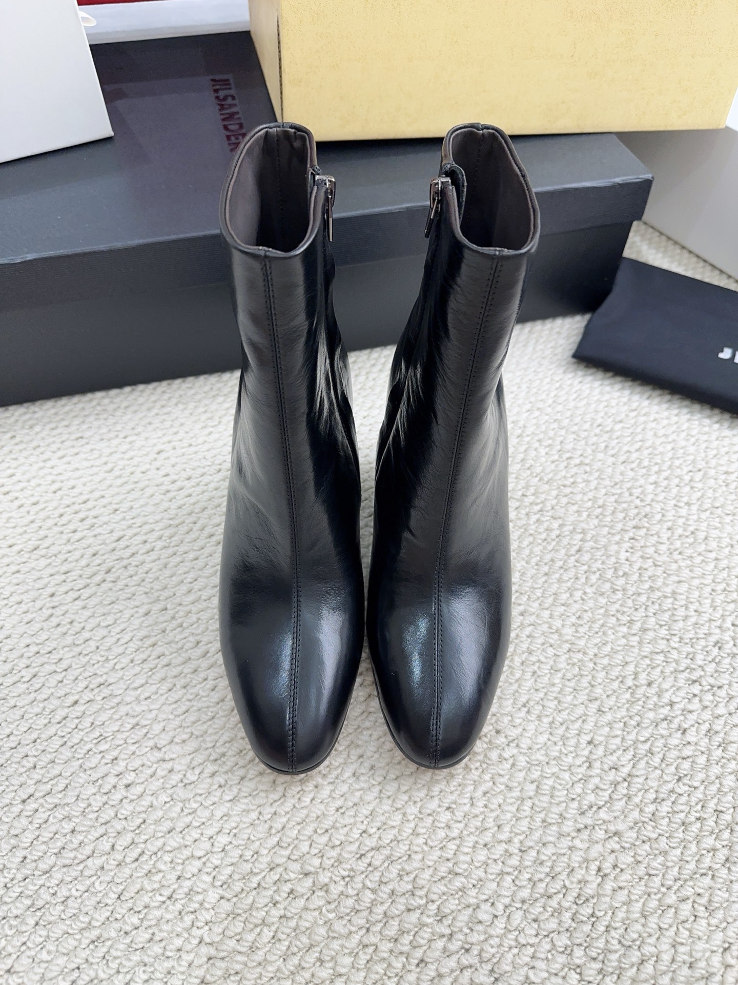 NO:922348,jil sander 2026 autumn and winter new minimalist style boots/short boots. Little fairies want to show long legs and have good-looking lines. They must choose these boots. They are a straight-leg artifact. Experience the autumn with one boot. A must-have item for autumn and winter shoe cabinets. Matched cowhide/horse hair fabric, sheepskin lining, genuine leather outsole imported from Italy, code number #35-39 (40# custom-made, non-refundable), boots, jil  sander,boots,cowhide,sheepskin,Leather soles19860909jil sander 2026秋冬新款极简风长靴/短靴,小仙女想要显腿长,想要线条好看,必选这款靴子,一整个直腿神器,体验一靴入秋,秋冬鞋柜必备单品,对版牛皮/马毛面料,羊皮内里 ,意大利进口真皮大底 ,码数#35-39（40#订做不退换）,靴子,jil sander,boots,cowhide,sheepskin,Leather soles,Women's Shoes