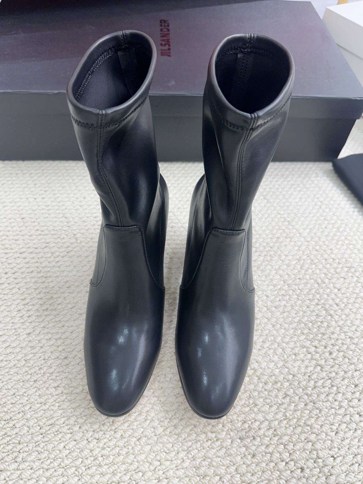 NO:922353,jil sander 2026 new autumn and winter minimalist style stretch boots. Little fairies who want to make their legs look longer and have good-looking lines must choose these boots. They are a straight leg artifact and can experience the autumn with one boot. A must-have item for autumn and winter shoe cabinets. Matching stretch leather fabric, Lycra lining, genuine leather outsole imported from Italy, code number #35-39 (40# custom-made, non-returnable) short boots 281 mid-boots, boots, jil  sander,boots,leather soles19860909jil sander 2026秋冬新款极简风弹力靴,小仙女想要显腿长,想要线条好看,必选这款靴子,一整个直腿神器,体验一靴入秋,秋冬鞋柜必备单品,对版弹力皮面料,莱卡内里 ,意大利进口真皮大底 ,码数#35-39（40#订做不退换） 短靴281 中靴 长靴,靴子,jil sander,boots,Leather soles,Women's Shoes
