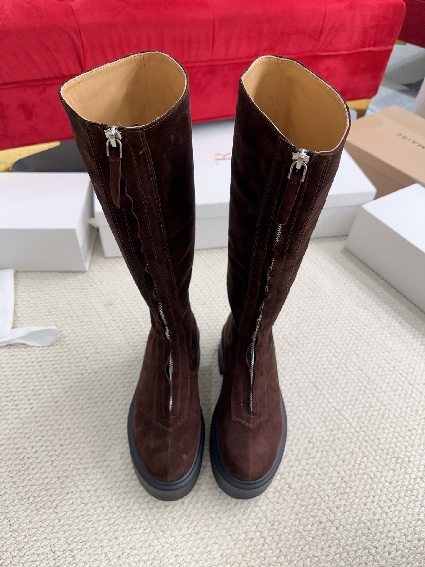 NO:922359,The row 2026 new autumn and winter retro thick-soled knight boots. The row has never lost in creating a sense of luxury. A pair of simple, capable, low-key and fashionable boots, without bright colors and complicated designs, simple to the extreme and fashionable. High mercerized sheepskin/cowhide/horse hair fabric, sheepskin lining, private model high-density foam outsole, code number 35-39# (40# custom-made, non-refundable) short boots  boots,boots,boots,cowhide,sheepskin,sheep19860909The row2026秋冬新款复古厚底骑士靴,The row在打造高级感这点从来就没输过,一双简约干练、低调时髦的靴子,没有鲜艳的色彩和繁杂的设计,简单到极致就是时髦,对版高丝光羊京/牛皮/马毛面料,羊皮内里,私模高密度发泡大底,码数35-39#（40#订做不退换） 短靴 长靴,靴子,boots,cowhide,sheepskin,sheep,Women's Shoes