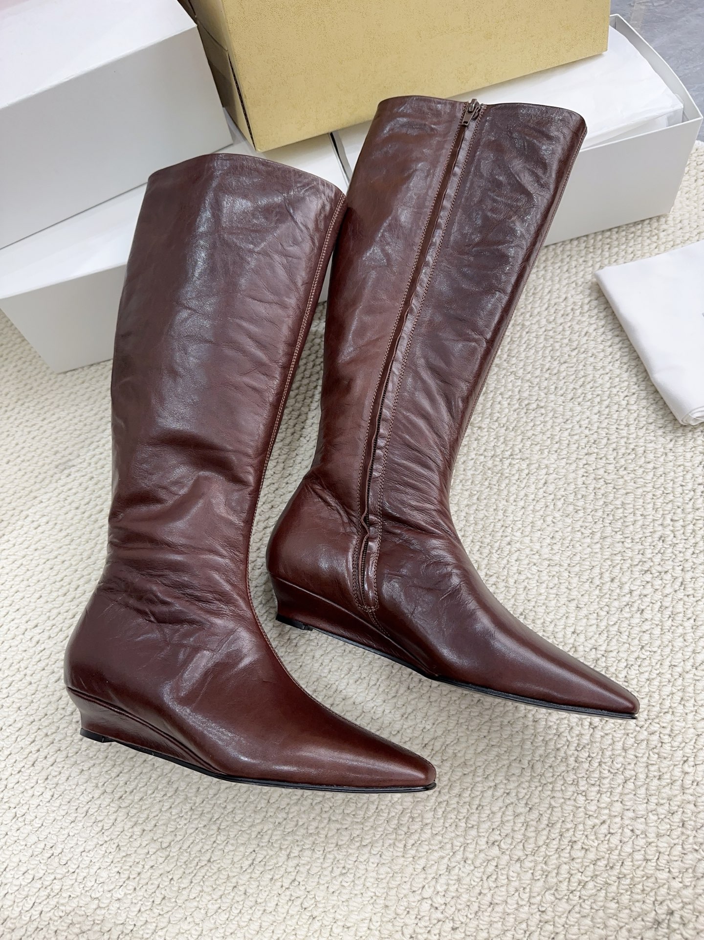 NO:922371,The row 2026 new autumn and winter knight boots, The row has never lost in creating a sense of luxury. A pair of simple, capable, low-key and fashionable boots, without bright colors and complicated designs. With only a 3.5cm small heel and a neat and fashionable square toe design, it can fully open up the aura. It has a full sense of luxury. Original custom-made cowhide fabric, sheepskin lining, Italian imported genuine leather outsole, size 35-39# (40# custom-made is not returnable) Short boots  boots,boots,boots,cowhide,sheepskin,Leather soles19860909The row2026秋冬新款骑士靴,The row在打造高级感这点从来就没输过,一双简约干练、低调时髦的靴子,没有鲜艳的色彩和繁杂的设计,仅凭3.5cm的小跟和利落时髦的方头设计,就能气场全开,高级感十足原版订制牛皮面料,羊皮内里,意大利进口真皮大底,码数35-39#（40#订做不退换） 短靴 长靴,靴子,boots,cowhide,sheepskin,Leather soles,Women's Shoes