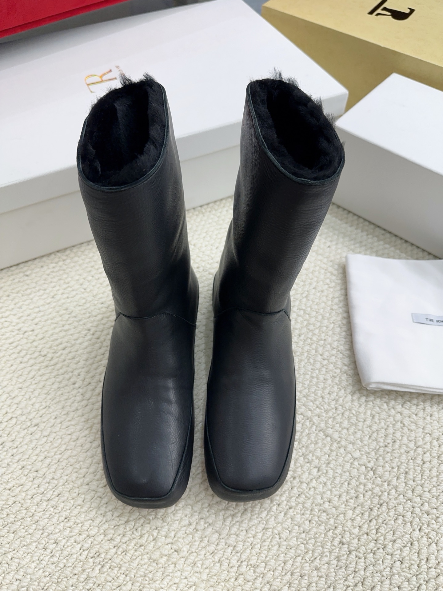 NO:922376,The row 2026 new retro snow boots, you can always trust the row, minimalism and retro are their synonyms, as simple as ever, with a sense of design, simple and smooth lines, full of details, matching cowhide material, wool lining, Italian imported genuine leather injection outsole, size 35-39# (40# custom-made, non-refundable), boots, boots, cowhide19860909The row 2026新款复古雪地靴,你可以永远相信the row ,极简、复古是他们的代名词,一如既往的简单,有设计感,线条简洁流畅,细节满满对版牛皮料,羊毛内里,意大利进口真皮注塑大底,尺码35-39#（40#订做不退换）,靴子,boots,cowhide,Women's Shoes