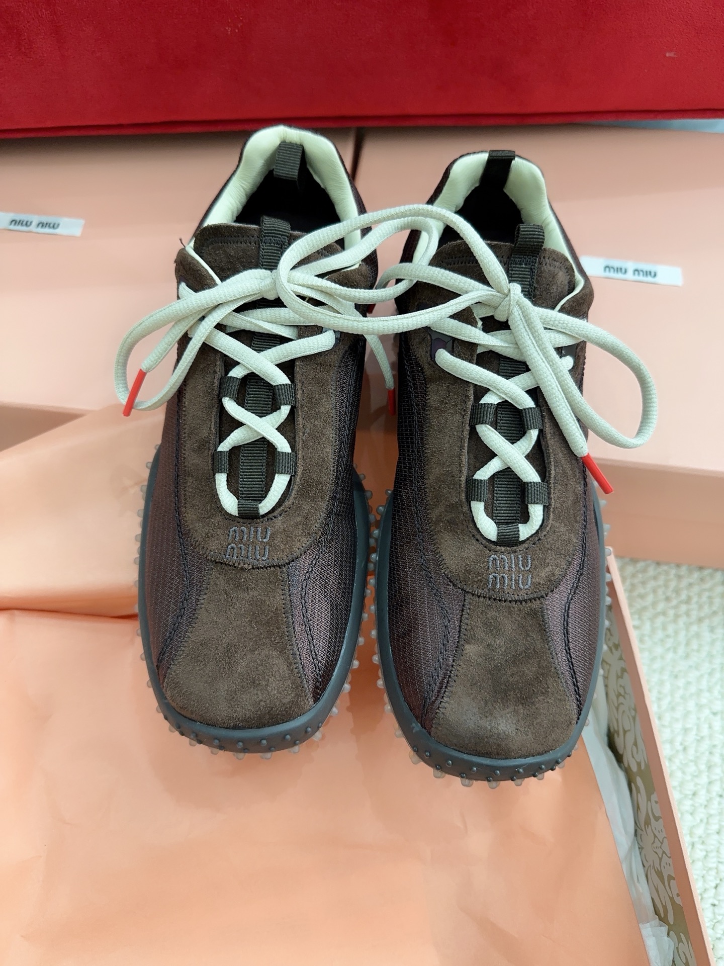 NO:903550,miu mi*2026 new thick-soled sneakers can be matched with minimalist retro literary styles. They are also great with all kinds of socks. They are lightweight and ultra-light, making walking easier and more enjoyable. They are made of high-mercerized cow suede technical cloth fabric, sheepskin lining, private molded rubber non-slip outsole, code number 35-39# (40# custom-made, non-refundable), casual shoes/sneakers, miumiu, sneakers, sheepskin, socks19860909miu mi*2026新款厚底运动鞋极简复古文艺的风格都能搭,搭各式的袜子也很赞、轻巧,超轻暴走神鞋,行走更轻松愉悦对版高丝光牛反绒科技布面料,羊皮内里,私模橡胶防滑大底,码数35-39#（40#订做不退换）,休闲鞋/运动鞋,miumiu,sneakers,sheepskin,socks,Women's Shoes