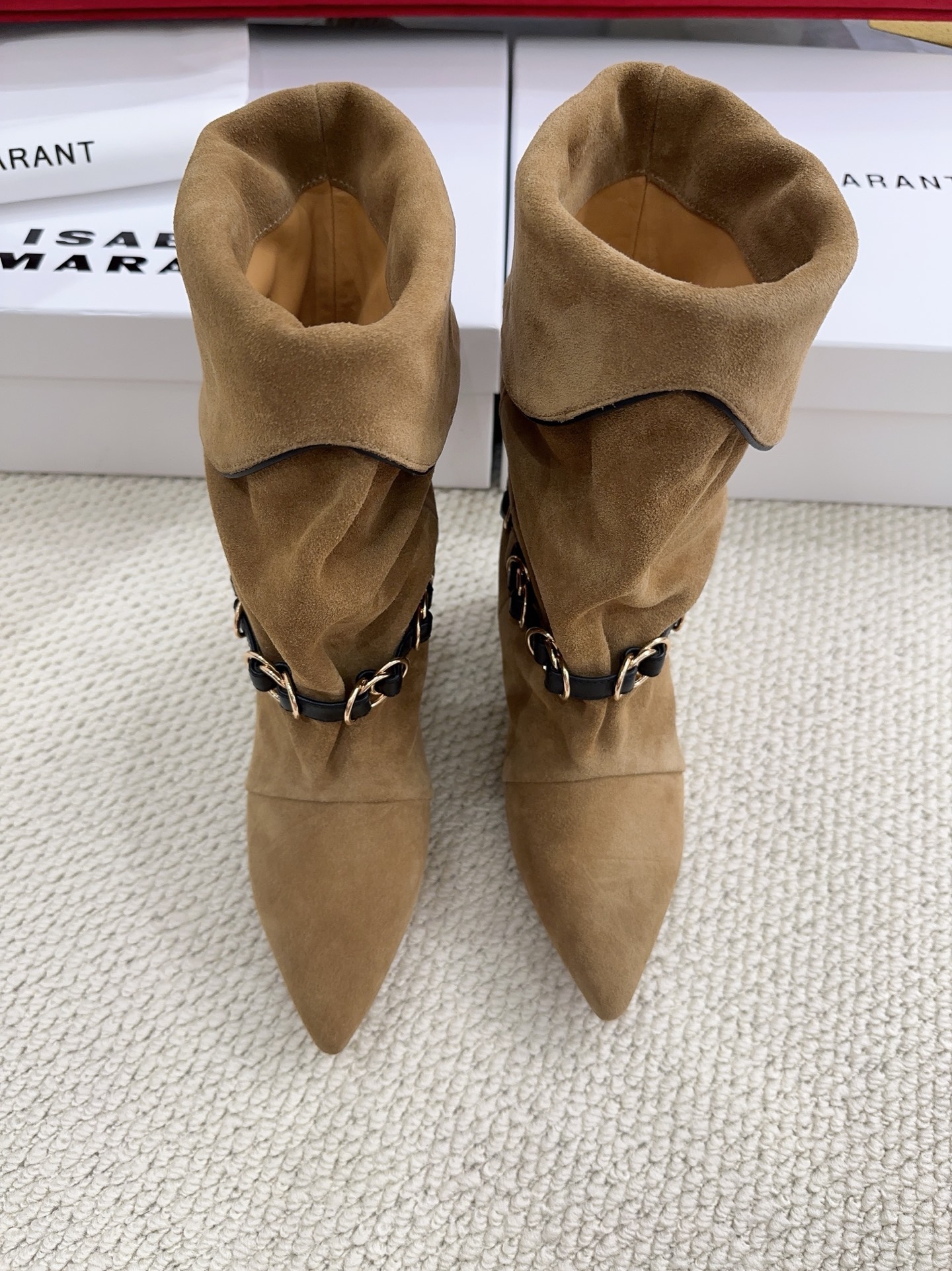 NO:903523,isabelmarant 2026 new autumn and winter catwalk style pile boots, lazy French European style, sassy, ​​natural, comfortable, free and easy fashionable essence favorite, imported high mercerized smooth cow suede fabric, water-dyed cow lining, Italian imported genuine leather outsole, code number 35-39# (40# custom-made, non-refundable), boots, boots, Leather soles19860909isabelmarant 2026秋冬新款走秀款堆堆靴,慵懒法欧风,飒爆了,自然舒适洒脱时髦精最爱,对版进口高丝光牛反绒面料,水染牛里,意大利进口真皮大底,码数35-39#（40#订做不退换）,靴子,boots,Leather soles,Women's Shoes