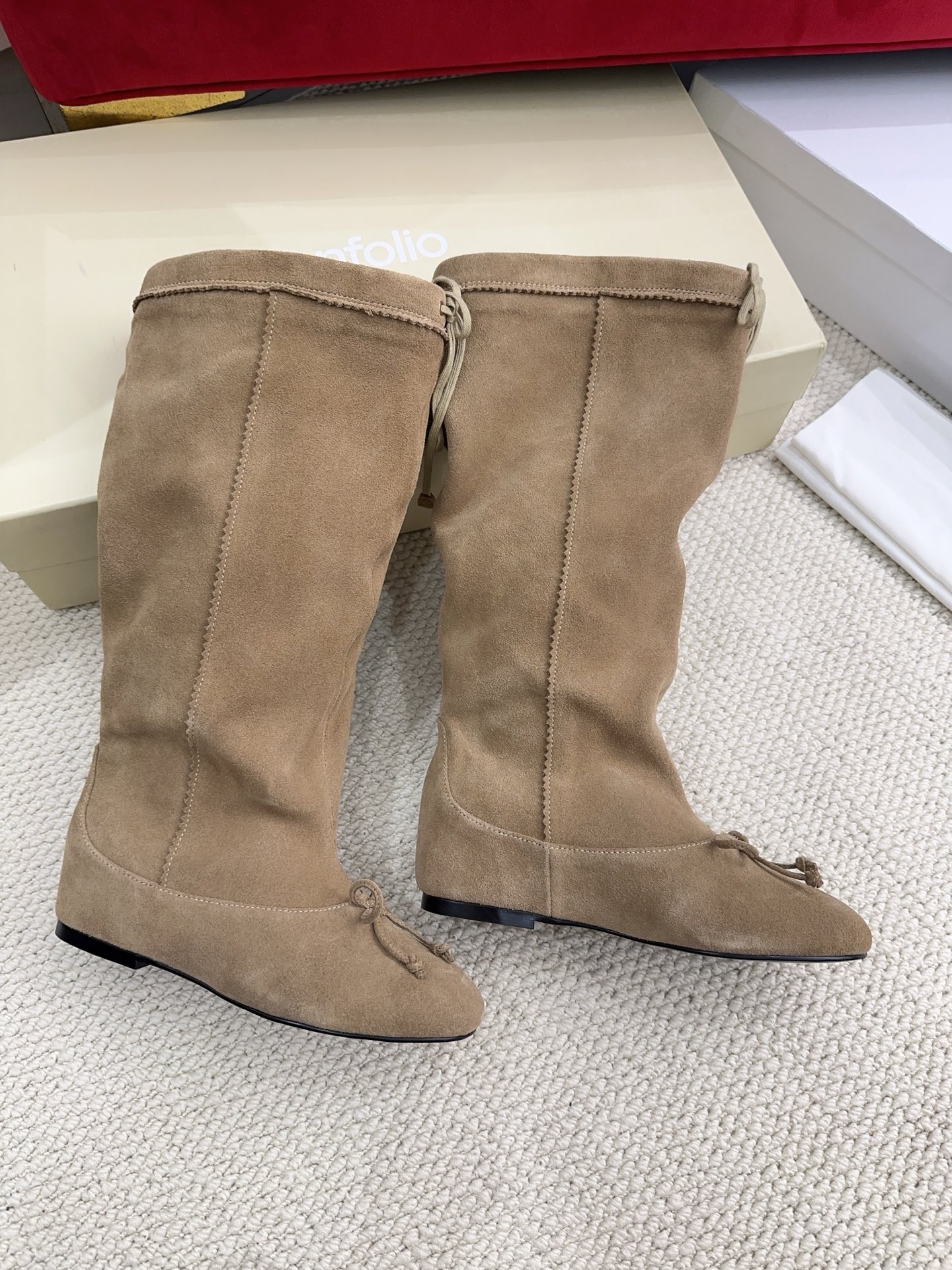 NO:903536,unfolio2026 new autumn and winter heap boots are called the best-looking heap boots this year, without exaggeration, they can be worn as fashionable as you like, retro and versatile, lazy and simple, contrasting cowhide/cow suede fabric, lycra lining, injection molded outsole imported from Italy, size 35-39# (40# can be customized and non-returnable), boots, boots, cowhide19860909unfolio2026秋冬新款堆堆靴称之为今年最好看的堆堆靴,毫不过分,怎么穿怎么时髦的单品,复古百搭,慵懒简约对版牛皮/牛反绒面料,莱卡布内里,意大利进口注塑大底,码数35-39#（40#可订做不退换）,靴子,boots,cowhide,Women's Shoes
