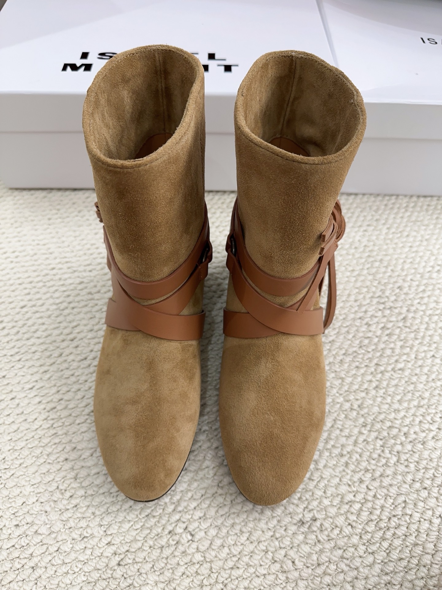 NO:903542,isabelmarant2026 new autumn and winter bohemian style short boots, lazy European style, sassy, ​​natural, comfortable, free and fashionable, love the imported high mercerized smooth cow suede fabric, water-dyed cow lining, Italian imported genuine leather outsole, code number 35-39# (40# custom-made, non-refundable), boots, boots, Leather soles19860909isabelmarant2026秋冬新款波西米亚风短靴慵懒法欧风,飒爆了 自然舒适洒脱时髦精最爱对版进口高丝光牛反绒面料,水染牛里,意大利进口真皮大底,码数35-39#（40#订做不退换）,靴子,boots,Leather soles,Women's Shoes