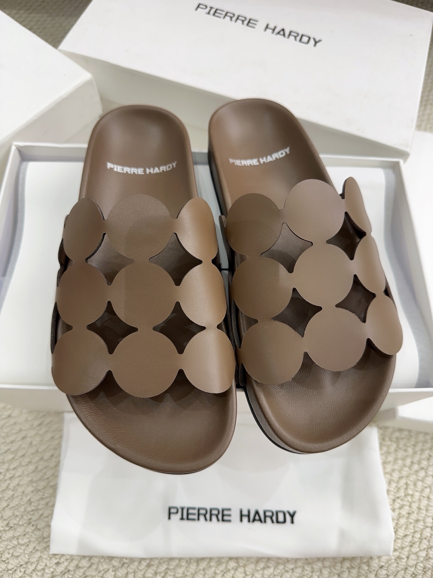 NO:903475,PIERRE HARDY2026 new geometric petal sandals, which bring a sense of geometry to your feet, are niche and fashionable, whoever wears them will look better, matched version of cowhide/high mercerized sheepskin fabric, sheepskin lining, private molded rubber non-slip outsole, size 35-39# (40# can be customized and non-returnable), slippers, slippers, cowhide, sheepskin, sheep19860909PIERRE HARDY2026新款几何花瓣凉拖,把几何感穿脚上,小众又时髦,谁穿谁好看,对版牛皮/高丝光羊京面料,羊皮内里,私模橡胶防滑大底,码数35-39#（40#可订做不退换）,拖鞋,slippers,cowhide,sheepskin,sheep,Women's Shoes