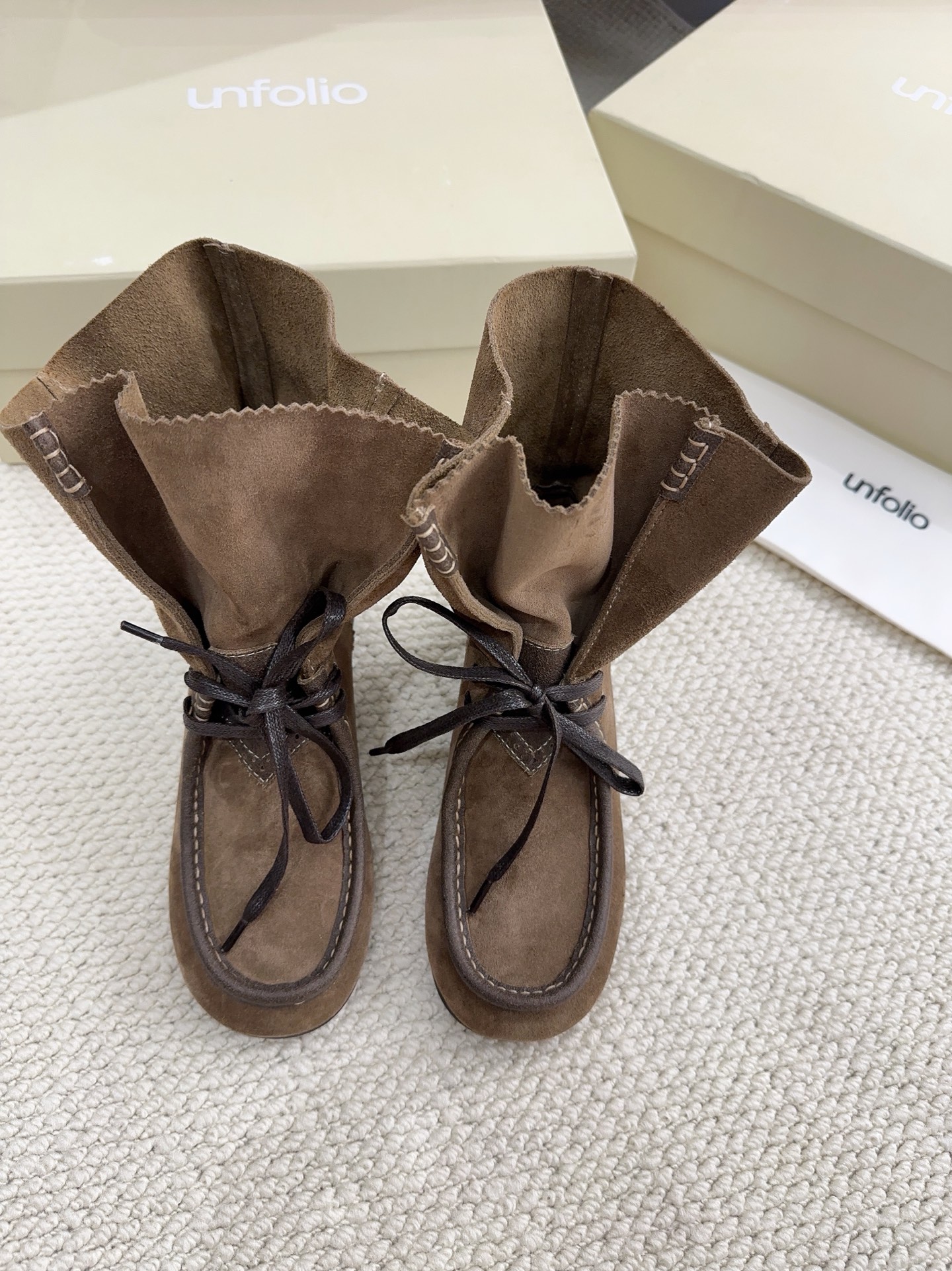 NO:922386,unfolio2026 new autumn and winter heap boots are called the best-looking heap boots this year, without exaggeration, they can be worn as fashionable items as you like, retro and versatile, lazy and simple, contrasting cow suede fabric, sheepskin lining, injection molded outsole imported from Italy, code number 35-39# (40# can be customized and non-returnable), boots, boots, sheepskin19860909unfolio2026秋冬新款堆堆靴称之为今年最好看的堆堆靴,毫不过分,怎么穿怎么时髦的单品,复古百搭,慵懒简约对版牛反绒面料,羊皮内里,意大利进口注塑大底,码数35-39#（40#可订做不退换）,靴子,boots,sheepskin,Women's Shoes