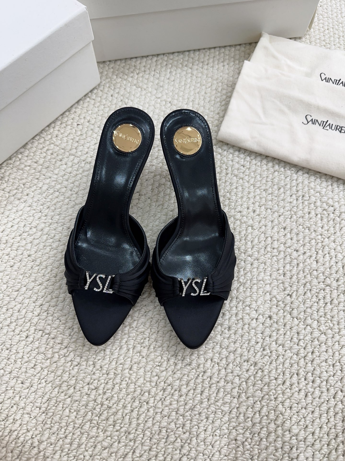 NO:922379,* 2026 new pleated sandals YSL understands women best, comfortable and fashionable, simple but not simple, elegant and intellectual, oiled wax leather/Sheep Beijing fabric, sheepskin lining, genuine leather outsole imported from Italy, 7.5cm heel height, size 35-39 # (40# can be customized and non-returnable), high-heeled shoes, saint laurent, high heels, slippers, sheepskin, sheep, Leather soles19860909* 2026新款褶皱凉拖YSL最懂女人心舒适又时髦,简约不简单,优雅知性对版油蜡皮/羊京面料,羊皮内里,意大利进口真皮大底,7.5cm跟高,码数35-39 #（40#可定做不退换）,高跟鞋拖鞋,saint laurent,high heels,slippers,sheepskin,sheep,Leather soles,Women's Shoes