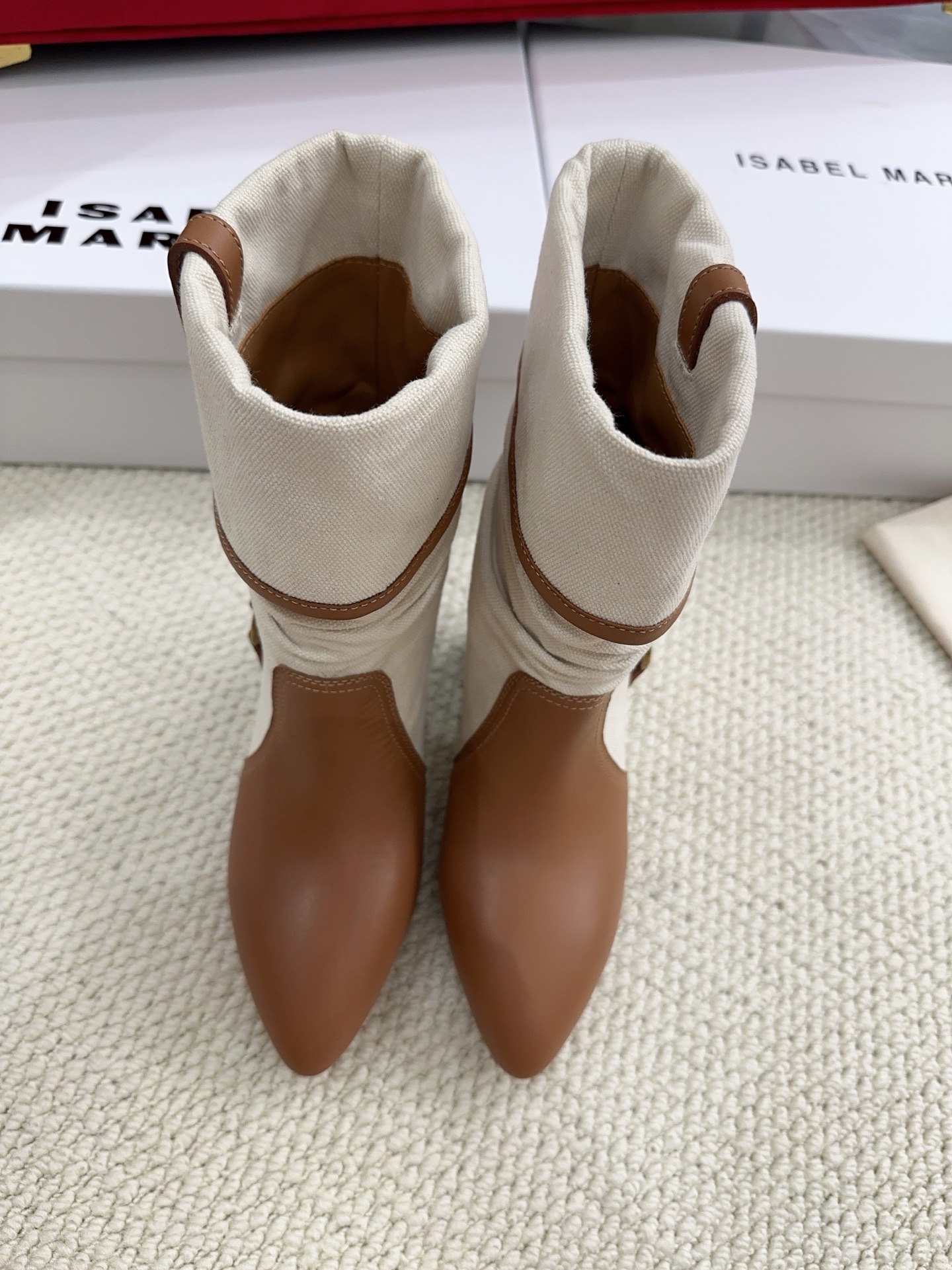 NO:922367,isabelmarant 2026 new autumn and winter catwalk style pile boots, lazy French European style, sassy, ​​natural, comfortable, free and easy fashionable essence favorite, imported high mercerized smooth cow suede fabric, water-dyed cow lining, Italian imported genuine leather outsole, code number 35-39# (40# custom-made, non-refundable), boots, boots, Leather soles19860909isabelmarant 2026秋冬新款走秀款堆堆靴,慵懒法欧风,飒爆了,自然舒适洒脱时髦精最爱,对版进口高丝光牛反绒面料,水染牛里,意大利进口真皮大底,码数35-39#（40#订做不退换）,靴子,boots,Leather soles,Women's Shoes