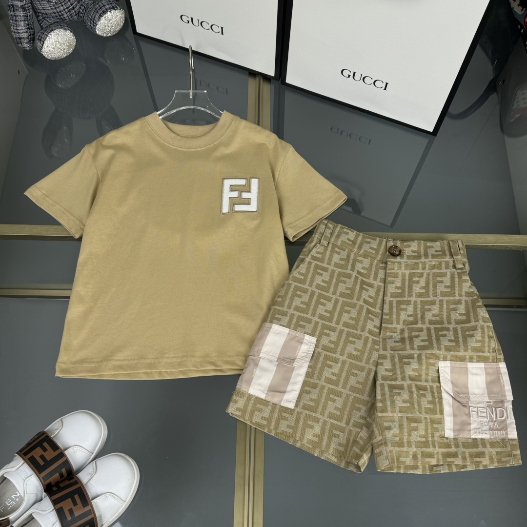 Fendi Ensemble Été Enfants : T-Shirt Beige & Short Jacquard Logo, Élégance et Confort