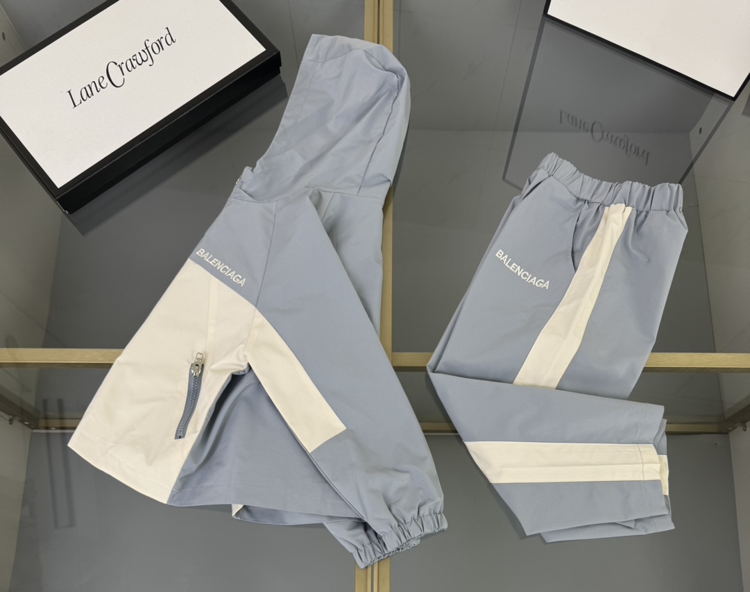 Balenciaga Kids' Windbreaker & Pants Set - Stylish Two-Tone Outfit for Children 9 i1757848501 2199 1