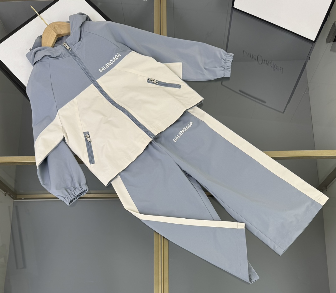 Balenciaga Kids' Windbreaker & Pants Set - Stylish Two-Tone Outfit for Children 3 i1757848501 4878 8