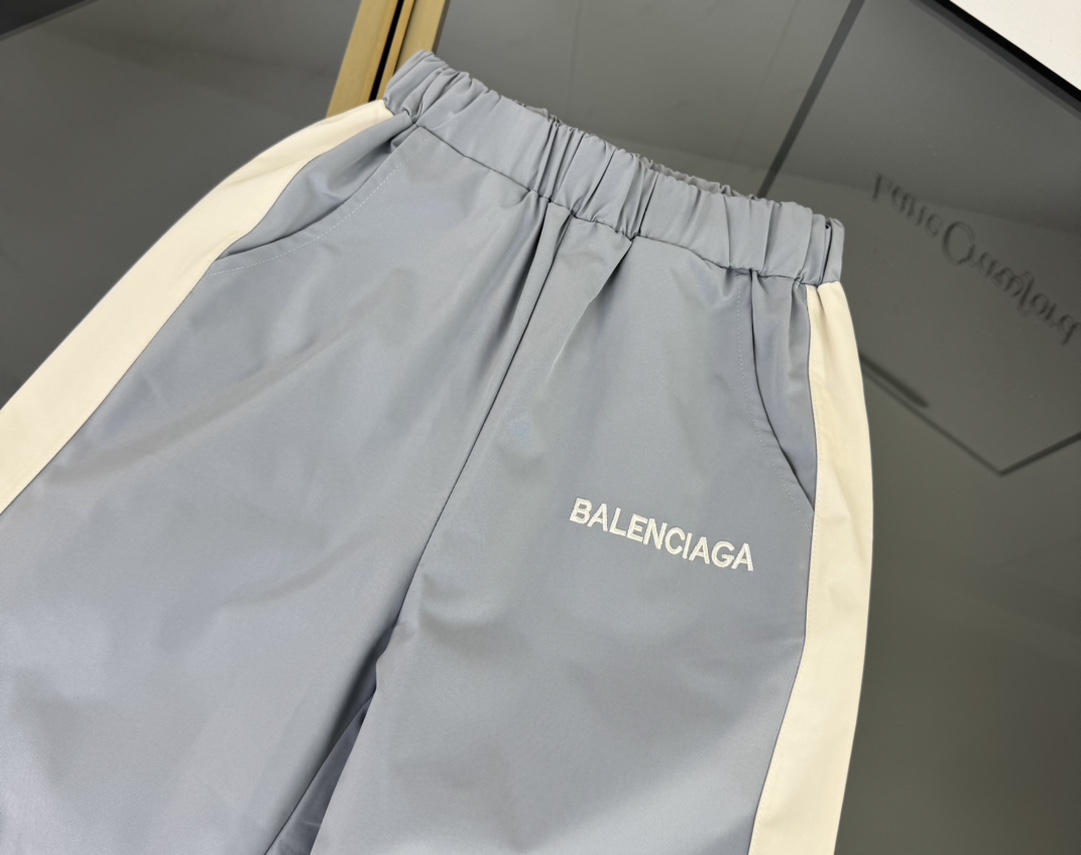 Balenciaga Kids' Windbreaker & Pants Set - Stylish Two-Tone Outfit for Children 8 i1757848501 6704 2