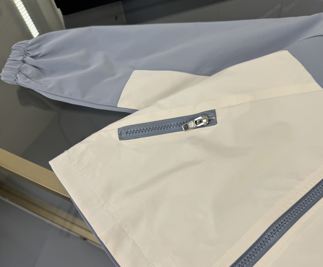 Balenciaga Kids' Windbreaker & Pants Set - Stylish Two-Tone Outfit for Children 6 i1757848507 2435 0