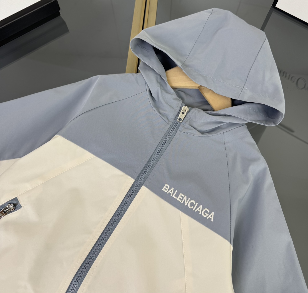 Balenciaga Kids' Windbreaker & Pants Set - Stylish Two-Tone Outfit for Children 5 i1757848507 7836 0