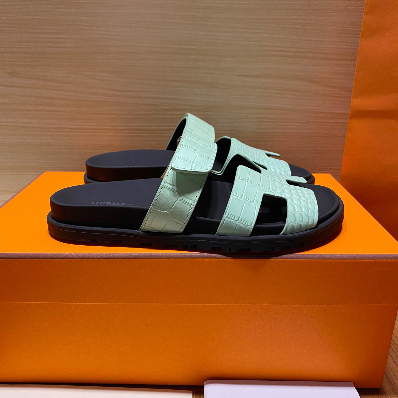 NO:448658,New color!  Women's top version Herme* H-h-h-home chypre second-best shoes H-type Velcro flat sandal slippers ZP purchase, top-level original quality, the highest version on the market. Imported top-layer silk cowhide/palm cowhide/goat skin, footbed mixed-bred sheepskin, original mold open-molded sole. Real materials, whether it is leather, last, sole, craftsmanship, they are the same as ZP. Customized size does not return or exchange Color black silk cowhide, white silk cowhide, sandalwood silk cowhide, black palm print, black goat skin, desert yellow goat skin. Full set of high-end packaging with H Size: 35-48 (35.45.46.47.48 Customized sizes do not return or exchange), slippers, hermes, sandals, slippers, cowhide, sheepskin19860909新色 ！女款男款顶级版  Herme* H家chypre二舅鞋H型魔术贴平底凉鞋拖鞋 ZP购入,顶级原单品质,市面最高版本 鞋面进口头层丝绸牛皮/手掌纹牛皮/山羊皮,垫脚混种羊皮,原版开模大底.一分钱一分货,真材实料,无论是皮料、楦型、鞋底、工艺,都跟ZP一致 定制码不退换 颜色黑色丝绸牛皮,白色丝绸牛皮,檀香木色丝绸牛皮,黑色手掌纹,黑色山羊皮,沙漠黄山羊皮. 配H全套高端包装 码数:35-48码（35.45.46.47.48定做不退不换）,拖鞋,hermes,sandals,slippers,cowhide,sheepskin,Women's Shoes