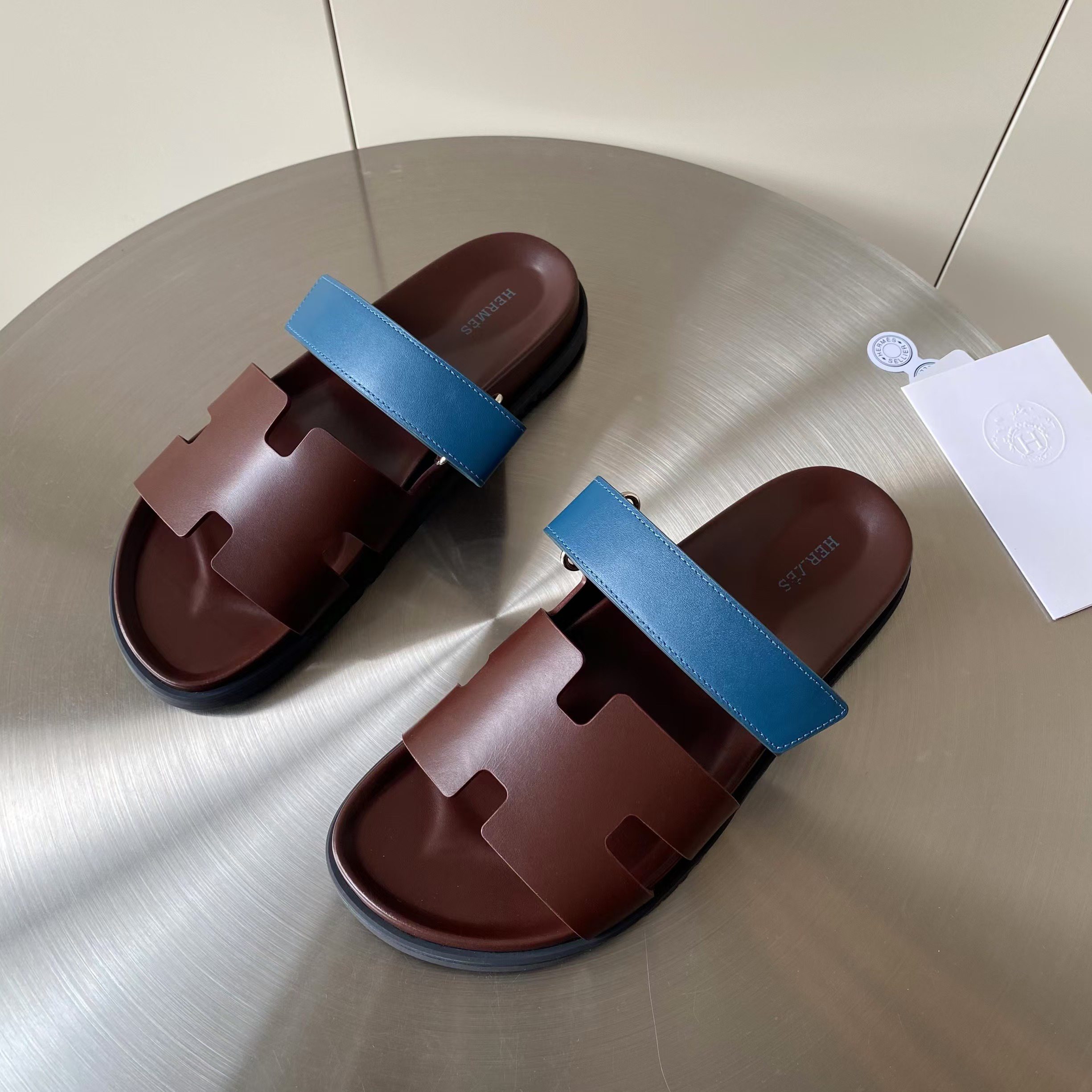 NO:448674,Women's top version Herme* H-h-h-home chypre second-best shoes H-type Velcro flat sandal slippers ZP purchase, top-level original quality, the highest version on the market. Imported top-layer silk cowhide/palm cowhide/goat skin, footbed mixed-bred sheepskin, original mold open-molded sole. Real materials, whether it is leather, last, sole, craftsmanship, they are the same as ZP. Customized size does not return or exchange Color black silk cowhide, white silk cowhide, sandalwood silk cowhide, black palm print, black goat skin, desert yellow goat skin. Full set of high-end packaging with H Size: 35-48 (35.45.46.47.48 Customized sizes do not return or exchange), slippers, hermes, sandals, slippers, cowhide, sheepskin19860909女款男款顶级版  Herme* H家chypre二舅鞋H型魔术贴平底凉鞋拖鞋 ZP购入,顶级原单品质,市面最高版本 鞋面进口头层丝绸牛皮/手掌纹牛皮/山羊皮,垫脚混种羊皮,原版开模大底.一分钱一分货,真材实料,无论是皮料、楦型、鞋底、工艺,都跟ZP一致 定制码不退换 颜色黑色丝绸牛皮,白色丝绸牛皮,檀香木色丝绸牛皮,黑色手掌纹,黑色山羊皮,沙漠黄山羊皮. 配H全套高端包装 码数:35-48码（35.45.46.47.48定做不退不换）,拖鞋,hermes,sandals,slippers,cowhide,sheepskin,Women's Shoes