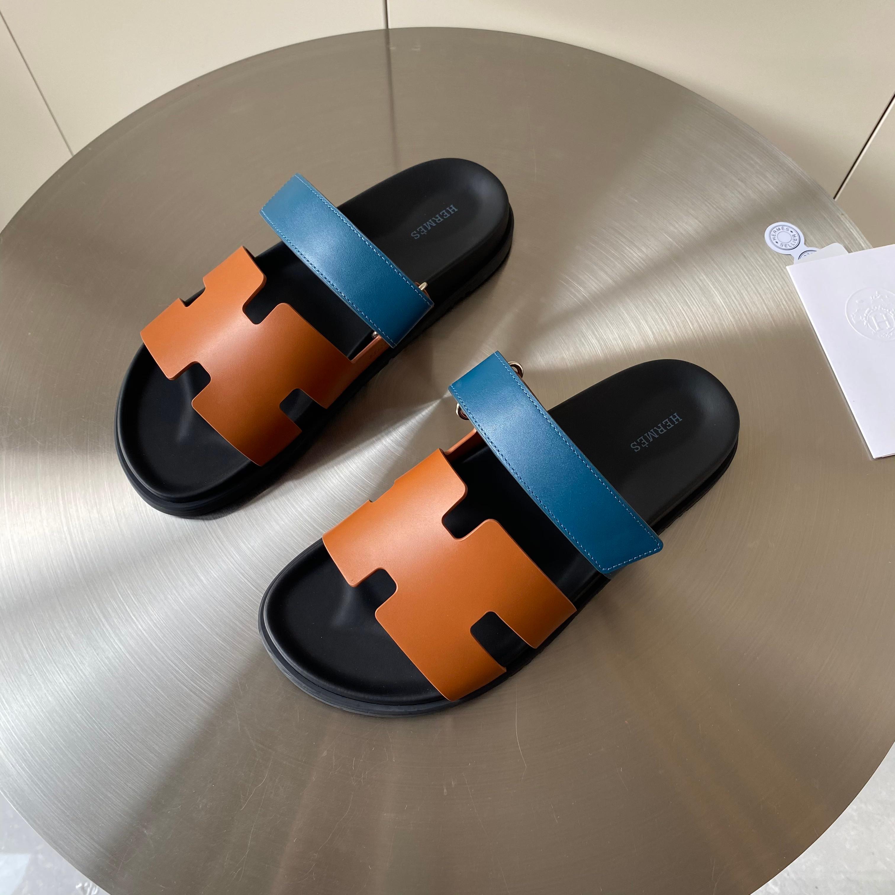 NO:448681,Women's top version Herme* H-h-h-home chypre second-best shoes H-type Velcro flat sandal slippers ZP purchase, top-level original quality, the highest version on the market. Imported top-layer silk cowhide/palm cowhide/goat skin, footbed mixed-bred sheepskin, original mold open-molded sole. Real materials, whether it is leather, last, sole, craftsmanship, they are the same as ZP. Customized size does not return or exchange Color black silk cowhide, white silk cowhide, sandalwood silk cowhide, black palm print, black goat skin, desert yellow goat skin. Full set of high-end packaging with H Size: 35-48 (35.45.46.47.48 Customized sizes do not return or exchange), slippers, hermes, sandals, slippers, cowhide, sheepskin19860909女款男款顶级版  Herme* H家chypre二舅鞋H型魔术贴平底凉鞋拖鞋 ZP购入,顶级原单品质,市面最高版本 鞋面进口头层丝绸牛皮/手掌纹牛皮/山羊皮,垫脚混种羊皮,原版开模大底.一分钱一分货,真材实料,无论是皮料、楦型、鞋底、工艺,都跟ZP一致 定制码不退换 颜色黑色丝绸牛皮,白色丝绸牛皮,檀香木色丝绸牛皮,黑色手掌纹,黑色山羊皮,沙漠黄山羊皮. 配H全套高端包装 码数:35-48码（35.45.46.47.48定做不退不换）,拖鞋,hermes,sandals,slippers,cowhide,sheepskin,Women's Shoes