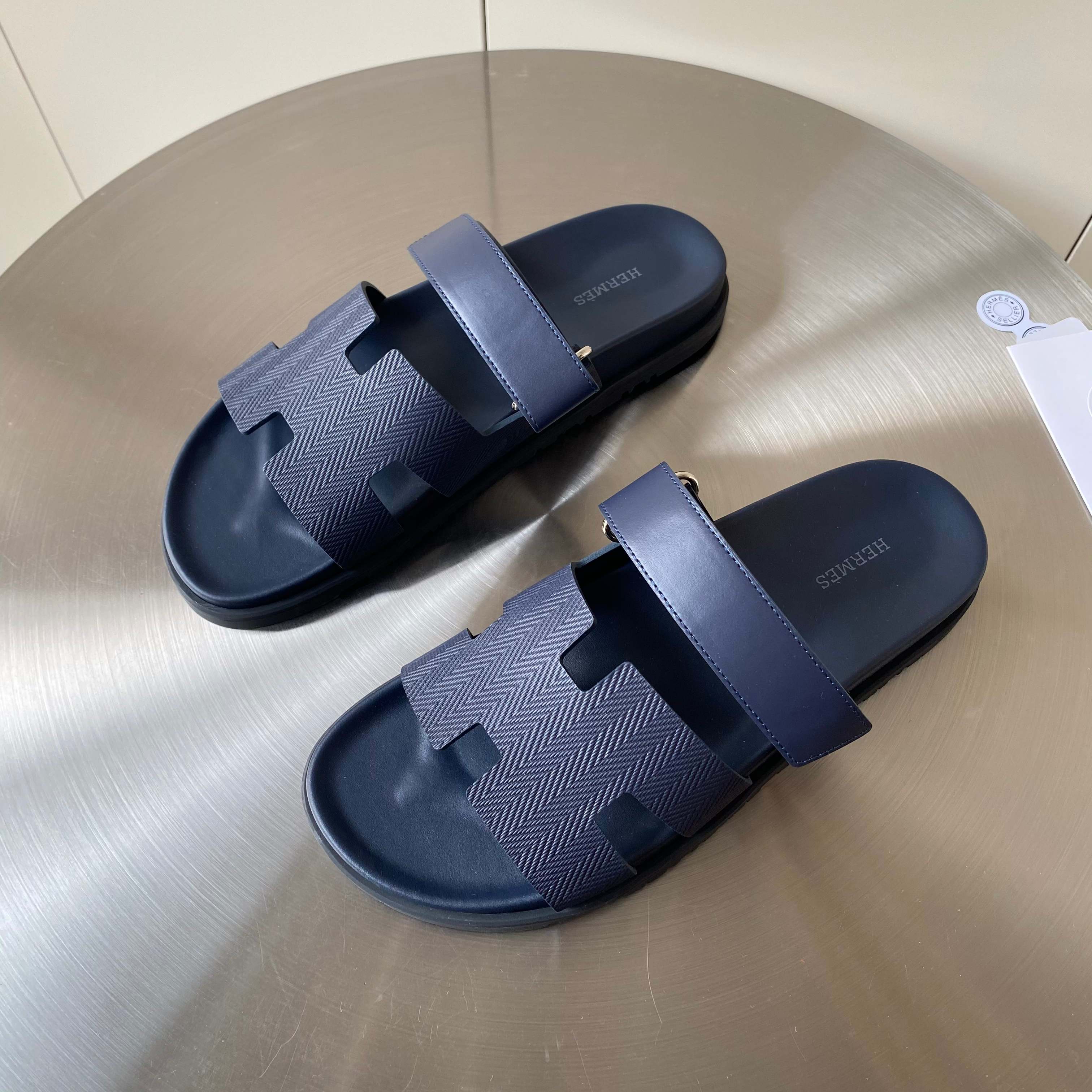 NO:448689,Women's top version Herme* H-h-h-home chypre second-best shoes H-type Velcro flat sandal slippers ZP purchase, top-level original quality, the highest version on the market. Imported top-layer silk cowhide/palm cowhide/goat skin, footbed mixed-bred sheepskin, original mold open-molded sole. Real materials, whether it is leather, last, sole, craftsmanship, they are the same as ZP. Customized size does not return or exchange Color black silk cowhide, white silk cowhide, sandalwood silk cowhide, black palm print, black goat skin, desert yellow goat skin. Full set of high-end packaging with H Size: 35-48 (35.45.46.47.48 Customized sizes do not return or exchange), slippers, hermes, sandals, slippers, cowhide, sheepskin19860909女款男款顶级版  Herme* H家chypre二舅鞋H型魔术贴平底凉鞋拖鞋 ZP购入,顶级原单品质,市面最高版本 鞋面进口头层丝绸牛皮/手掌纹牛皮/山羊皮,垫脚混种羊皮,原版开模大底.一分钱一分货,真材实料,无论是皮料、楦型、鞋底、工艺,都跟ZP一致 定制码不退换 颜色黑色丝绸牛皮,白色丝绸牛皮,檀香木色丝绸牛皮,黑色手掌纹,黑色山羊皮,沙漠黄山羊皮. 配H全套高端包装 码数:35-48码（35.45.46.47.48定做不退不换）,拖鞋,hermes,sandals,slippers,cowhide,sheepskin,Women's Shoes