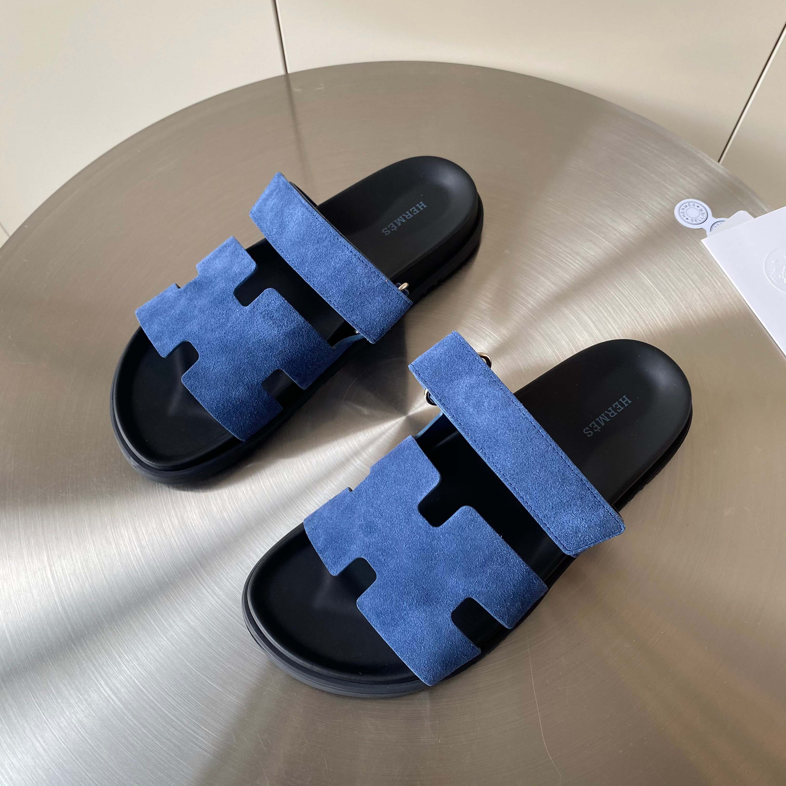 NO:448693,Women's top version Herme* H-h-h-home chypre second-best shoes H-type Velcro flat sandal slippers ZP purchase, top-level original quality, the highest version on the market. Imported top-layer silk cowhide/palm cowhide/goat skin, footbed mixed-bred sheepskin, original mold open-molded sole. Real materials, whether it is leather, last, sole, craftsmanship, they are the same as ZP. Customized size does not return or exchange Color black silk cowhide, white silk cowhide, sandalwood silk cowhide, black palm print, black goat skin, desert yellow goat skin. Full set of high-end packaging with H Size: 35-48 (35.45.46.47.48 Customized sizes do not return or exchange), slippers, hermes, sandals, slippers, cowhide, sheepskin19860909女款男款顶级版  Herme* H家chypre二舅鞋H型魔术贴平底凉鞋拖鞋 ZP购入,顶级原单品质,市面最高版本 鞋面进口头层丝绸牛皮/手掌纹牛皮/山羊皮,垫脚混种羊皮,原版开模大底.一分钱一分货,真材实料,无论是皮料、楦型、鞋底、工艺,都跟ZP一致 定制码不退换 颜色黑色丝绸牛皮,白色丝绸牛皮,檀香木色丝绸牛皮,黑色手掌纹,黑色山羊皮,沙漠黄山羊皮. 配H全套高端包装 码数:35-48码（35.45.46.47.48定做不退不换）,拖鞋,hermes,sandals,slippers,cowhide,sheepskin,Women's Shoes