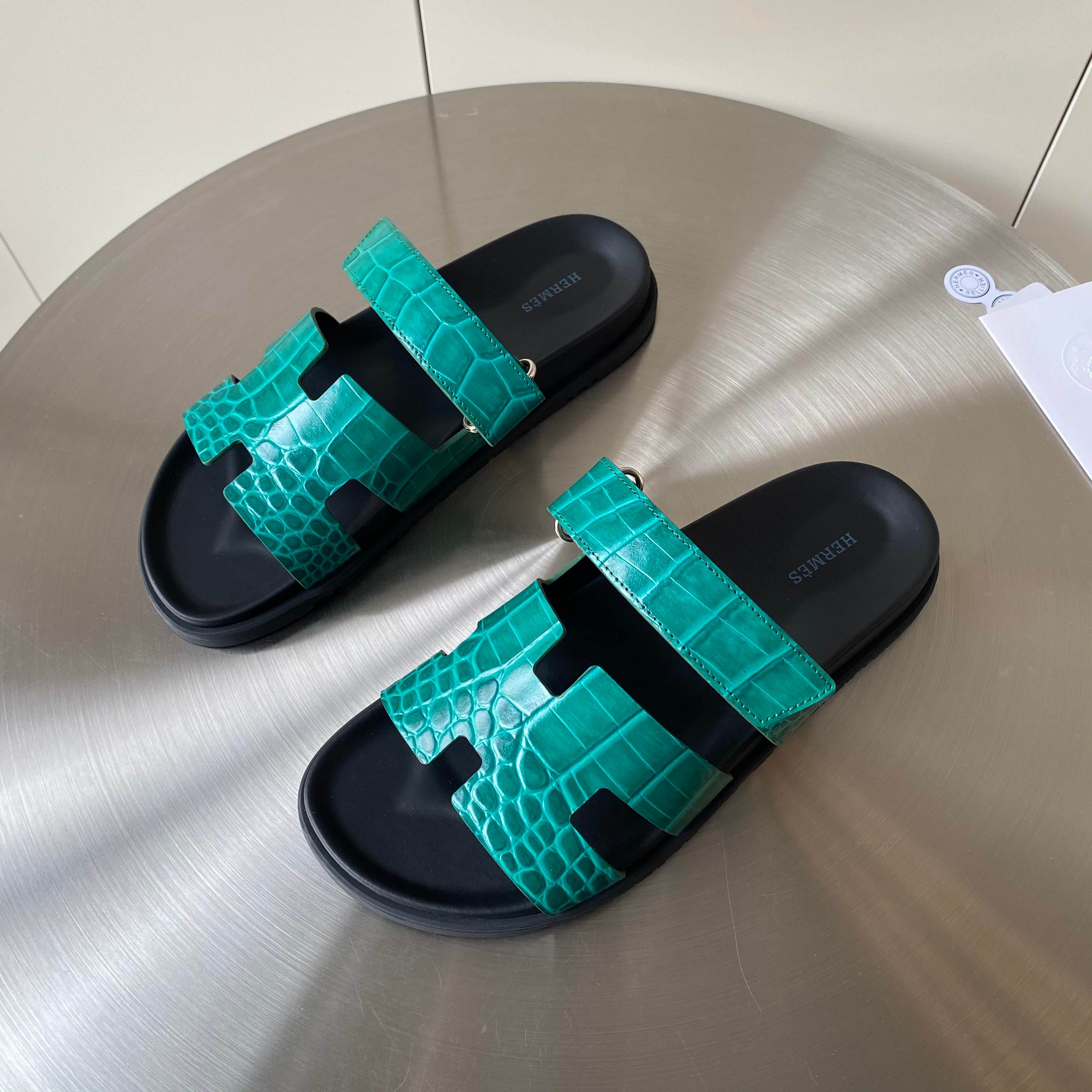 NO:448701,Women's top version Herme* H-h-h-home chypre second-best shoes H-type Velcro flat sandal slippers ZP purchase, top-level original quality, the highest version on the market. Imported top-layer silk cowhide/palm cowhide/goat skin, footbed mixed-bred sheepskin, original mold open-molded sole. Real materials, whether it is leather, last, sole, craftsmanship, they are the same as ZP. Customized size does not return or exchange Color black silk cowhide, white silk cowhide, sandalwood silk cowhide, black palm print, black goat skin, desert yellow goat skin. Full set of high-end packaging with H Size: 35-48 (35.45.46.47.48 Customized sizes do not return or exchange), slippers, hermes, sandals, slippers, cowhide, sheepskin19860909女款男款顶级版  Herme* H家chypre二舅鞋H型魔术贴平底凉鞋拖鞋 ZP购入,顶级原单品质,市面最高版本 鞋面进口头层丝绸牛皮/手掌纹牛皮/山羊皮,垫脚混种羊皮,原版开模大底.一分钱一分货,真材实料,无论是皮料、楦型、鞋底、工艺,都跟ZP一致 定制码不退换 颜色黑色丝绸牛皮,白色丝绸牛皮,檀香木色丝绸牛皮,黑色手掌纹,黑色山羊皮,沙漠黄山羊皮. 配H全套高端包装 码数:35-48码（35.45.46.47.48定做不退不换）,拖鞋,hermes,sandals,slippers,cowhide,sheepskin,Women's Shoes